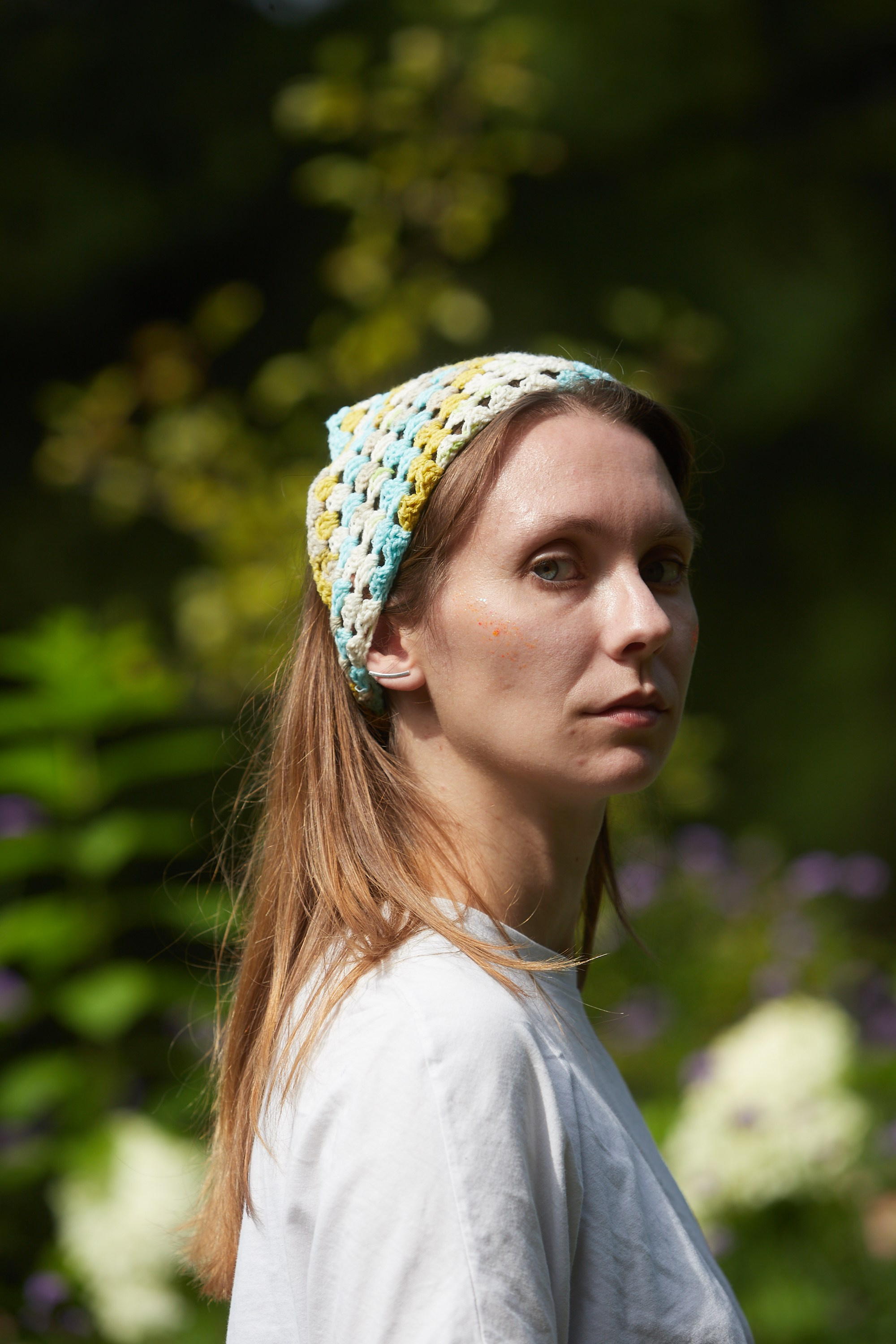 Девушка в вязаном платке и с яркой сумкой — предметная съёмка.