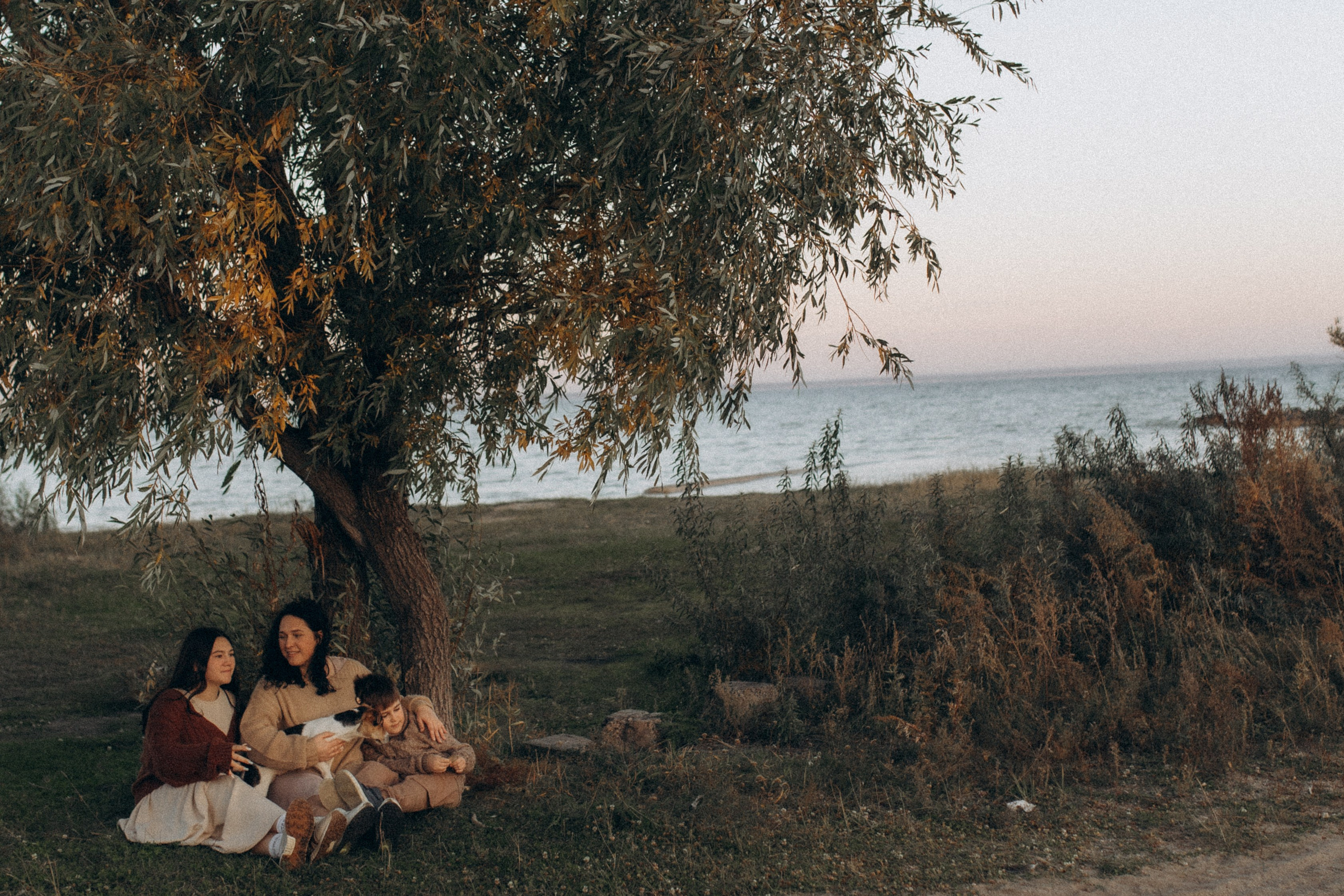 Юля, Милана, Тимур и Добби, осенняя история. Семейный фотограф lifestyle в Новосибирске Елена Шпилевая