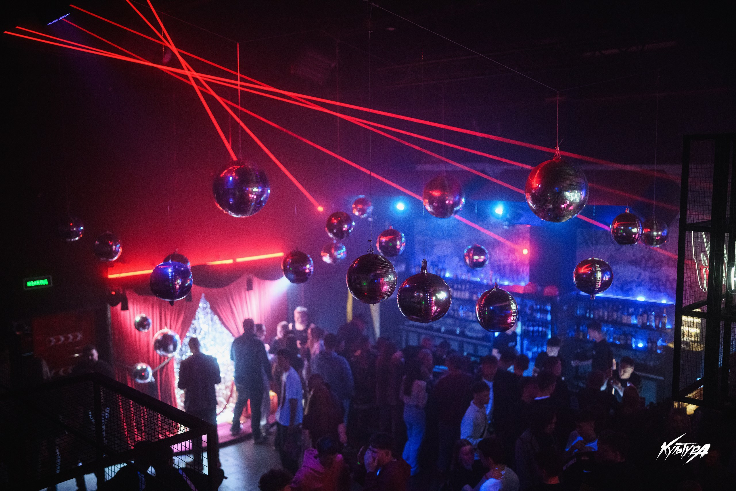 Живая атмосфера ночного клуба: репортажные фото гостей, портреты в неоновом свете и общий план танцпола с движением и эмоциями