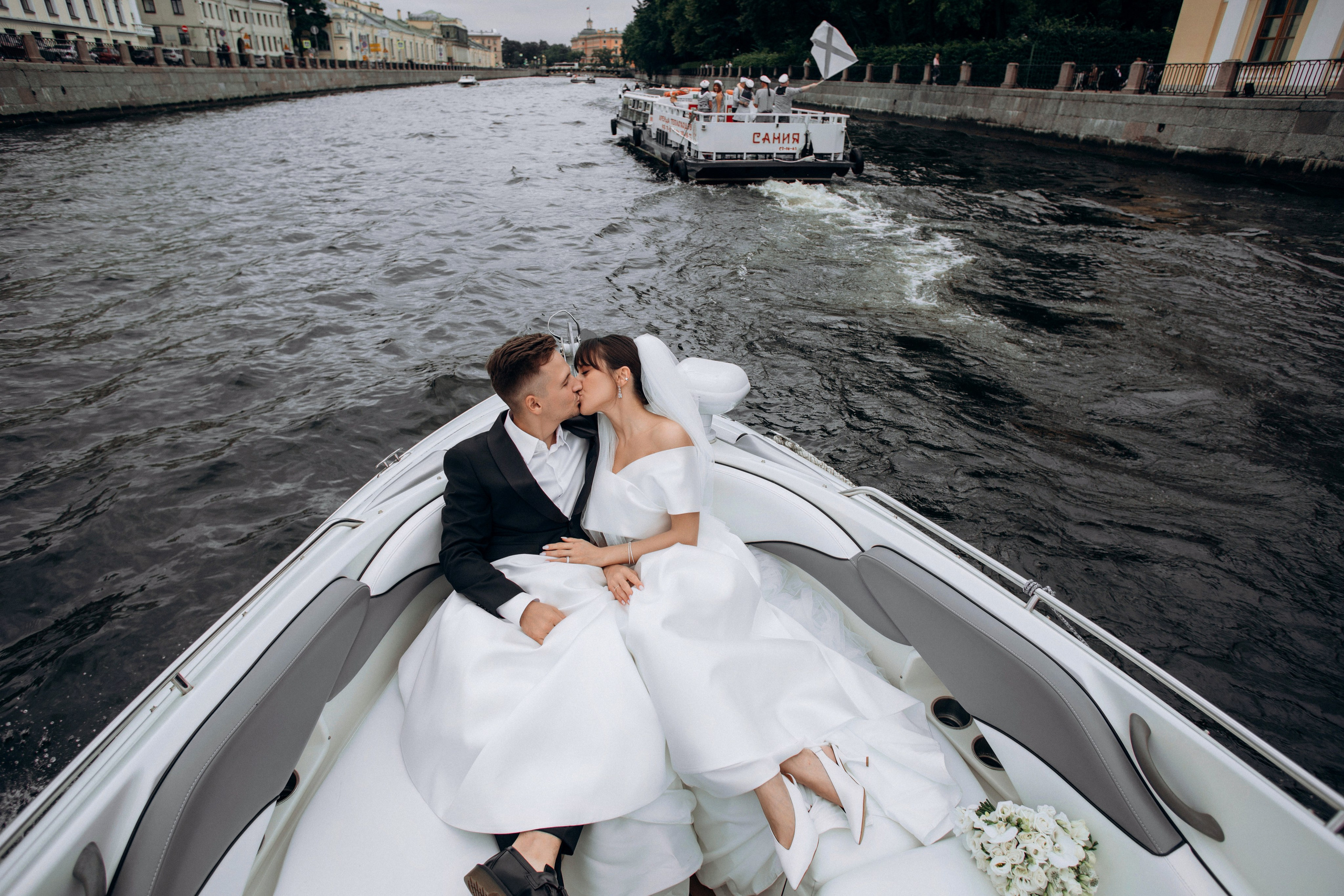 Свадьба на катере. Свадебный фотограф в Санкт-Петербурге Вика Стукачева