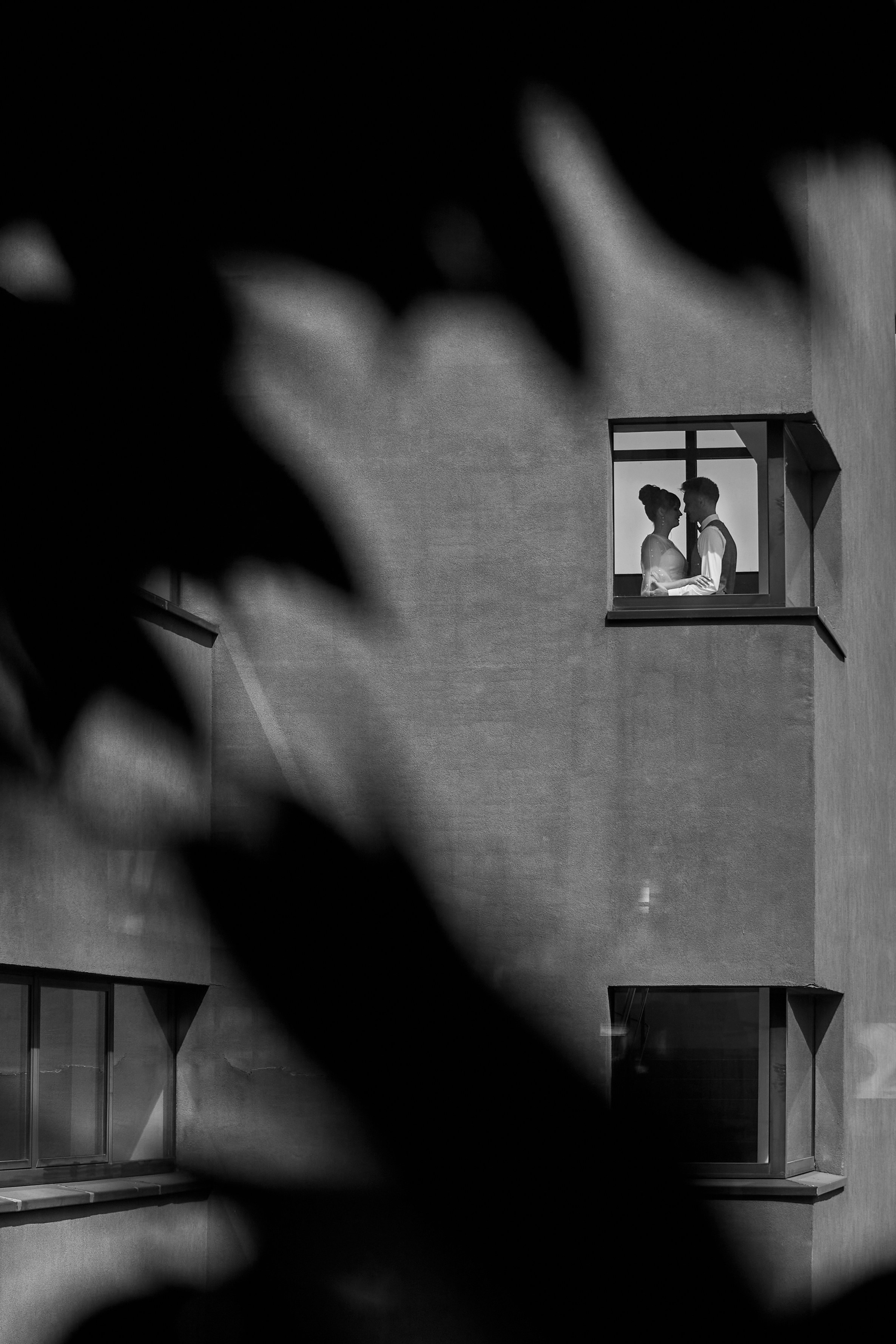 Жених и невеста в окне отеля
