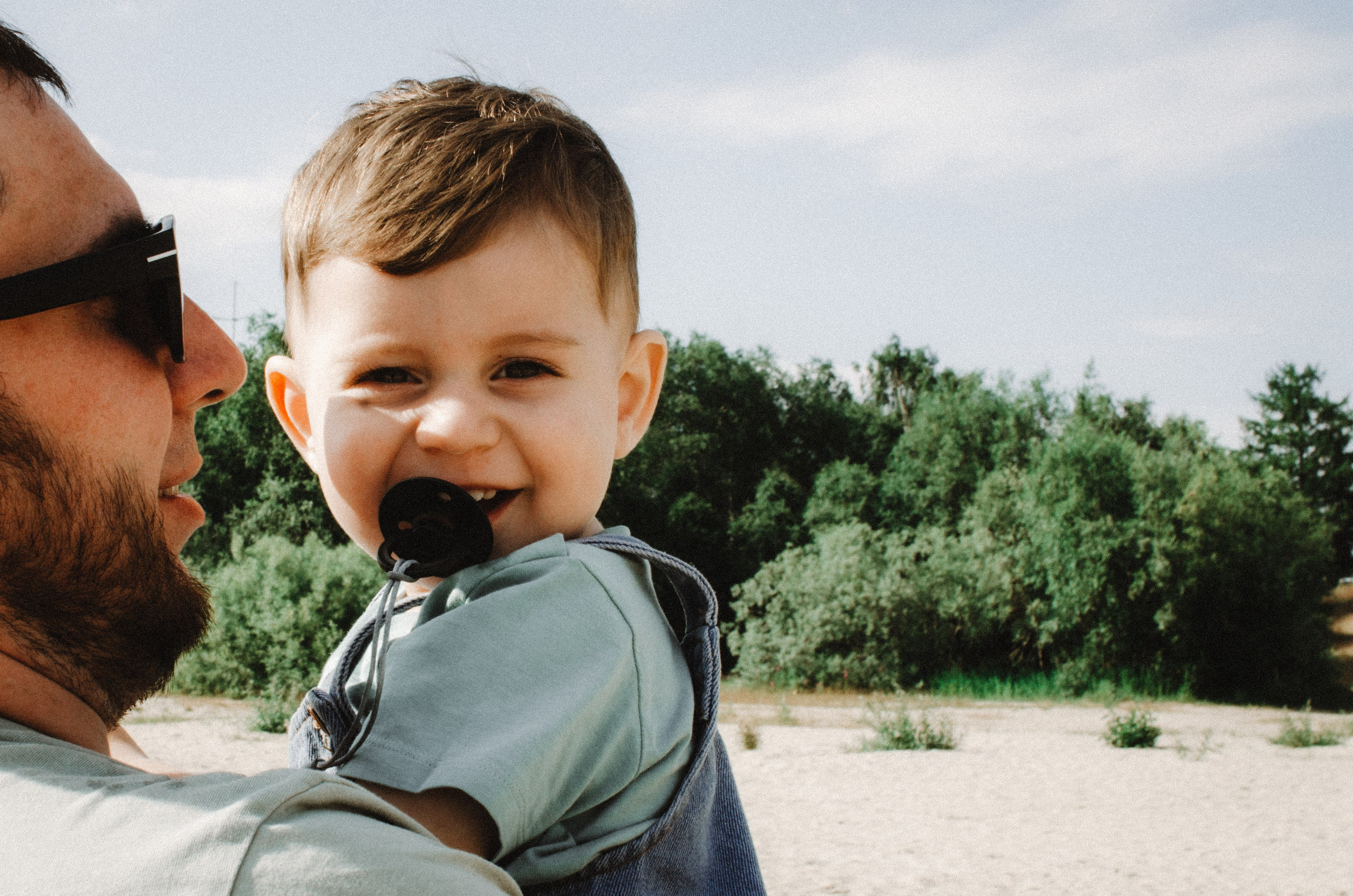 Адам с папой на пляже
