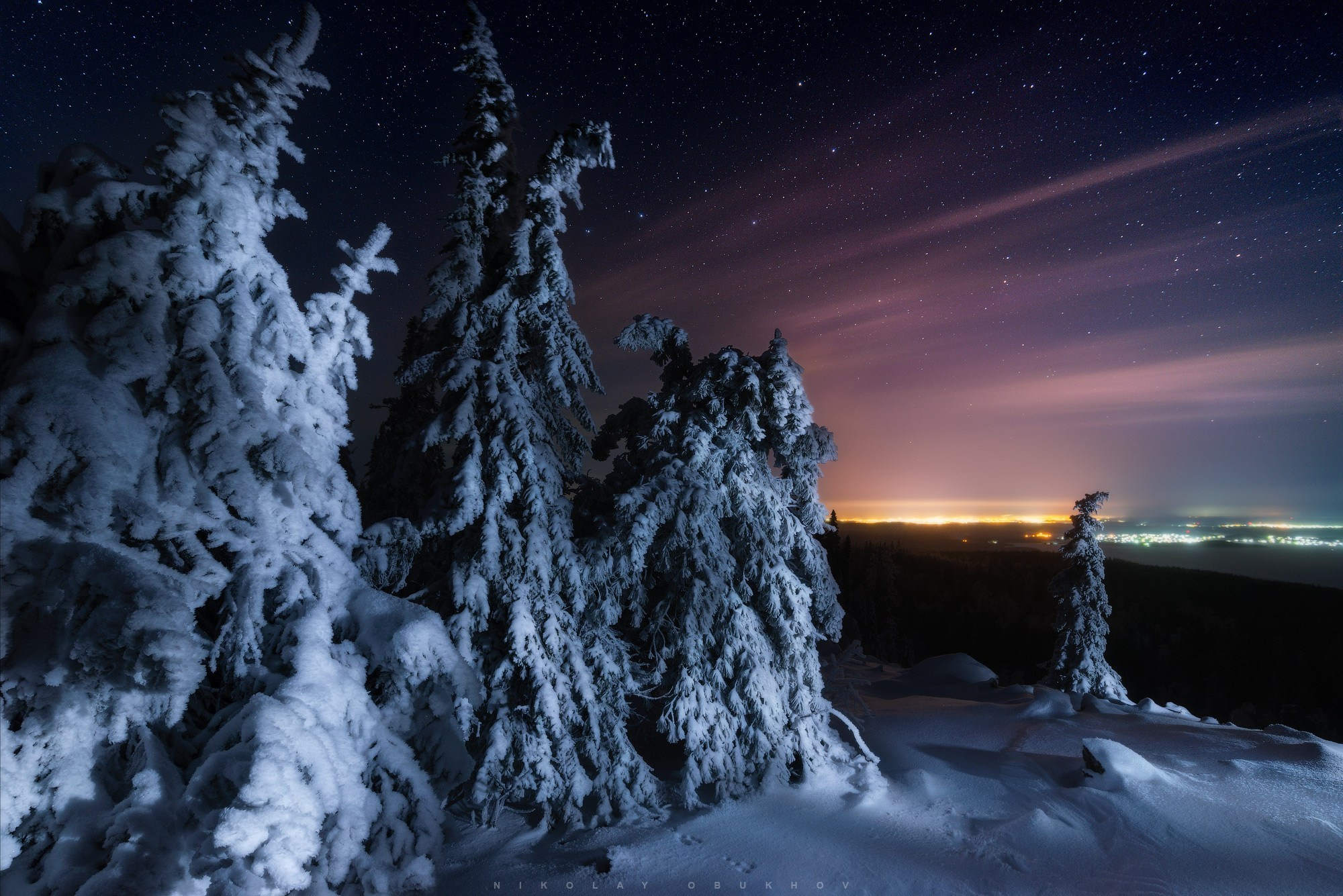 Вид на Черноисточинск и Нижний Тагил с ГЛК Гора Белая ночью.
