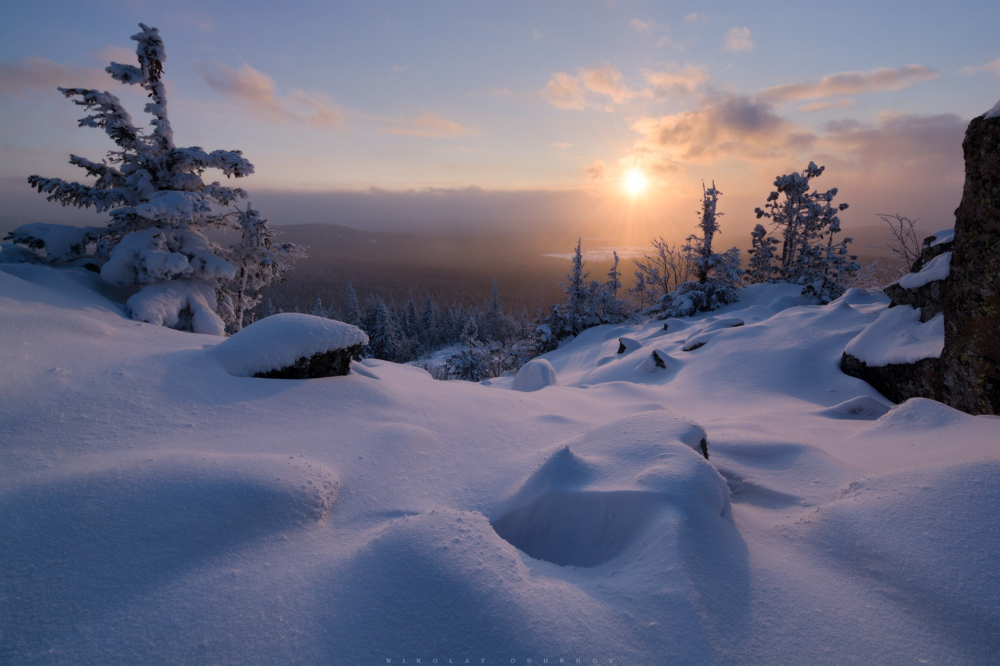 В зимней жизни леса на Белой горе царит покой и безмолвие морозного вечера.