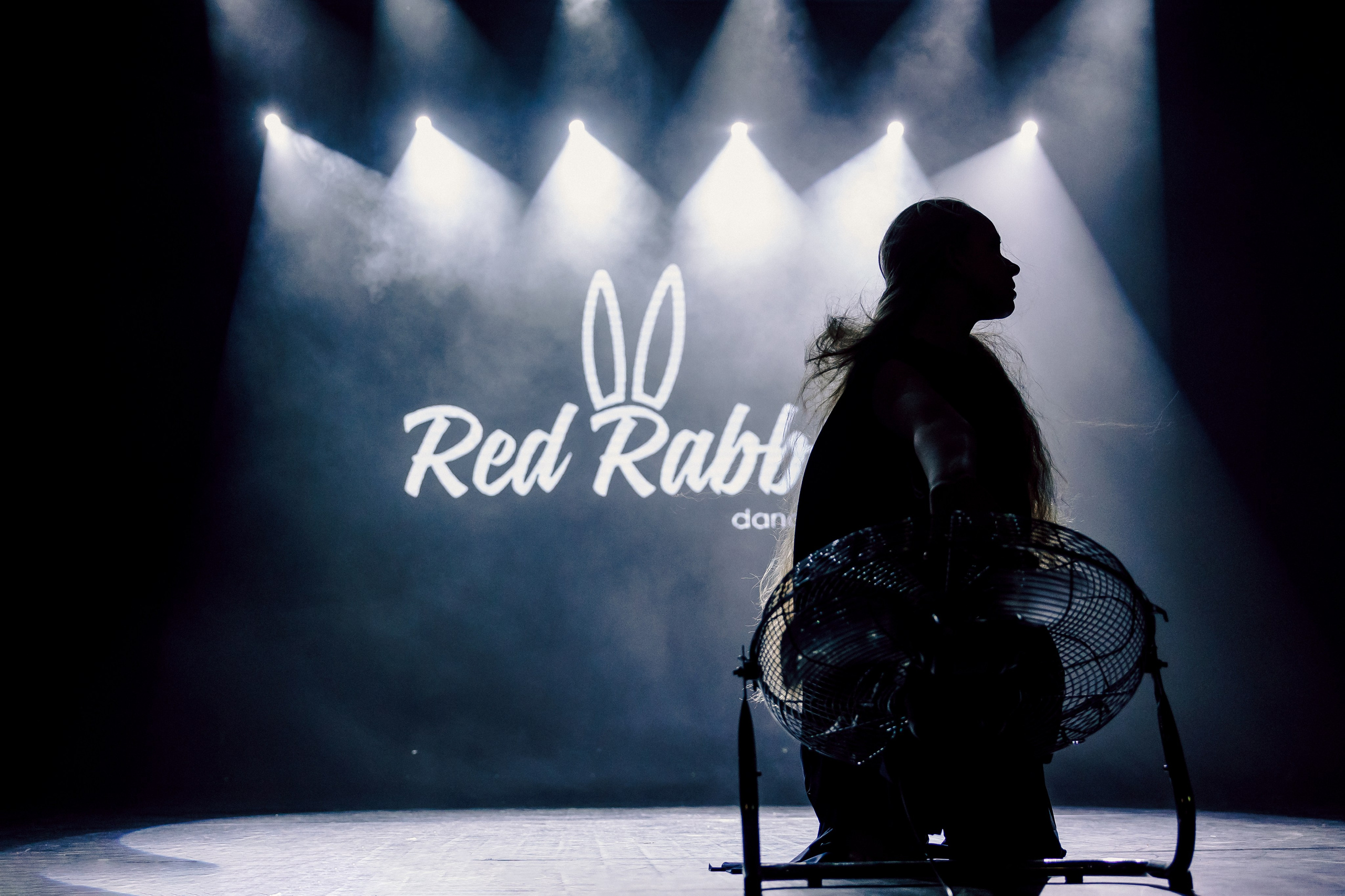 Отчётный концерт танцевальной школы «Red Rabbits» 2025. Лёшка Варзегов — фотограф