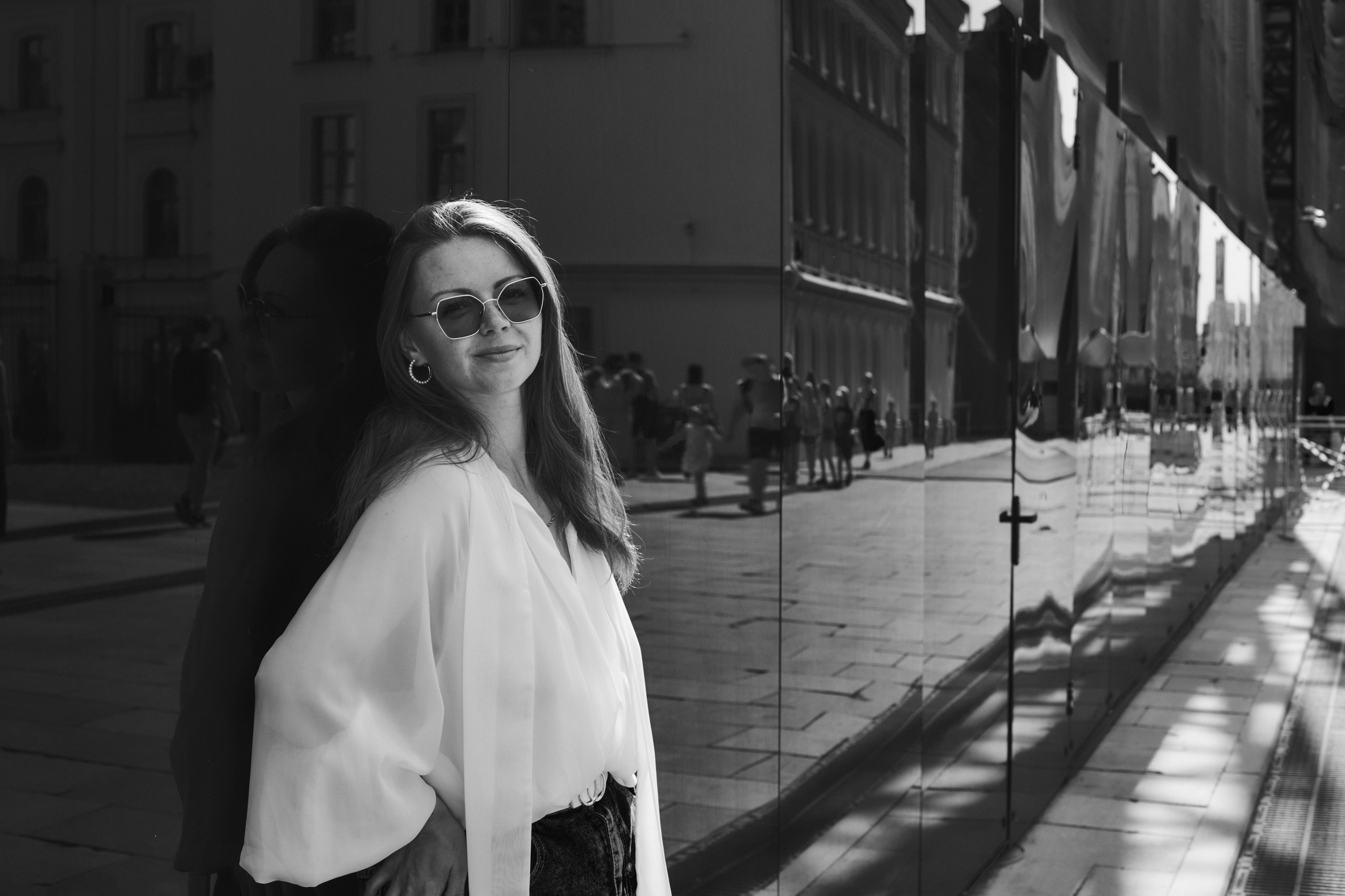 Девушка стоит облокотившись о стену на улице Ильинка