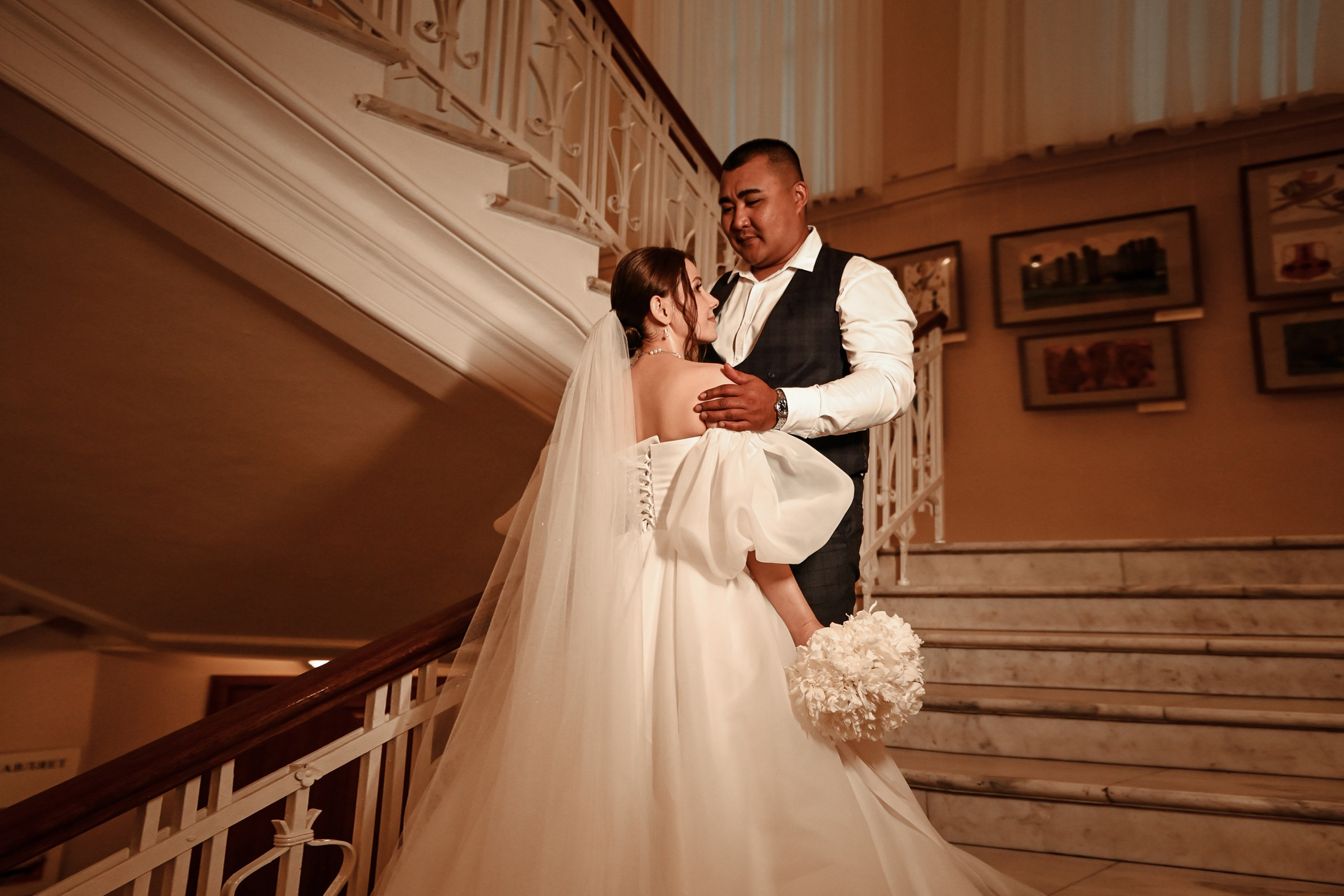 Небольшая свадебная серия в музее и прогулкой под дождем Эльмиры и Ризата. Свадебный, семейный, детский, контент фотограф в Омске Максим Ильин