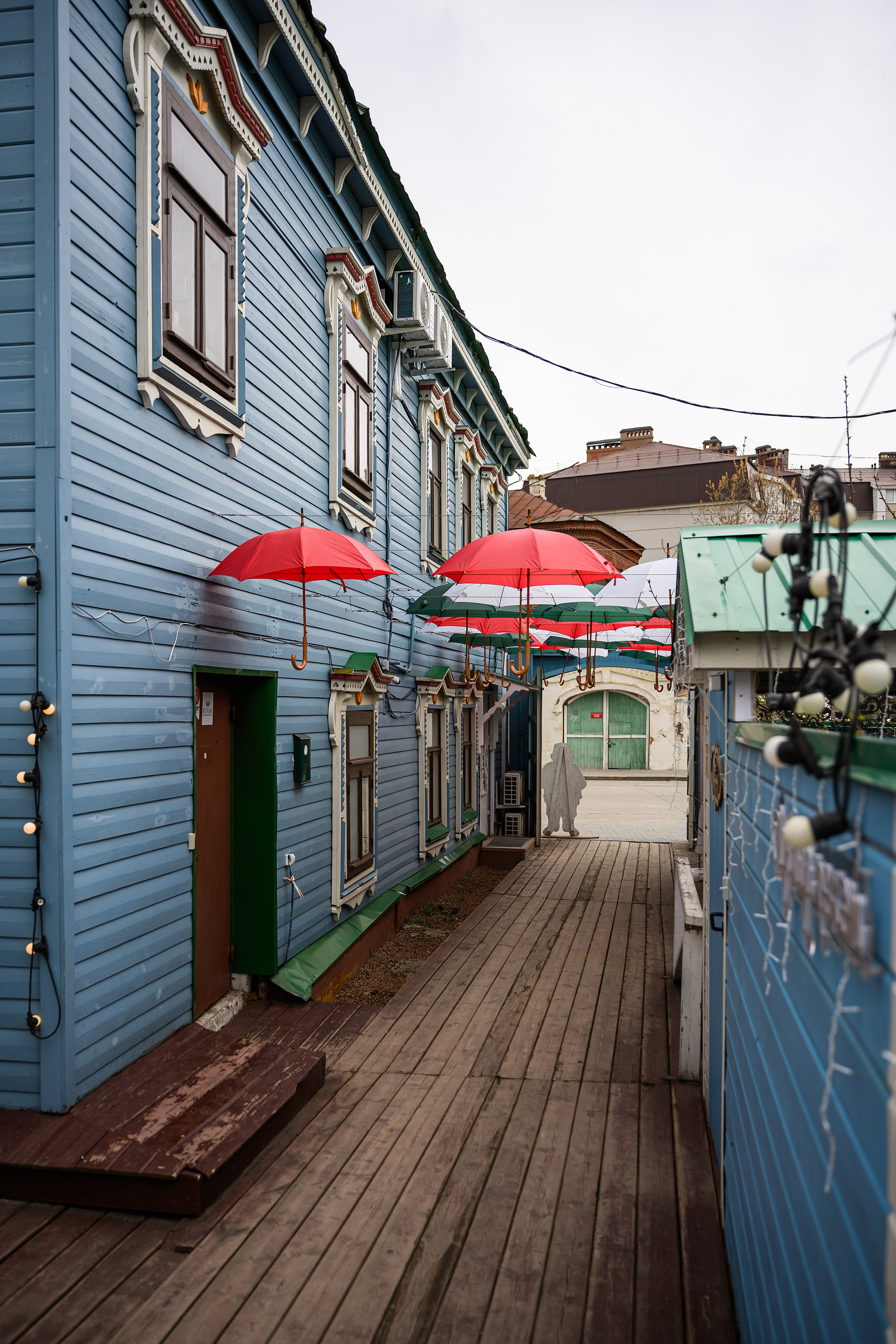 Атмосферная фотосессия в центре Казани на фоне старинных татарских домов