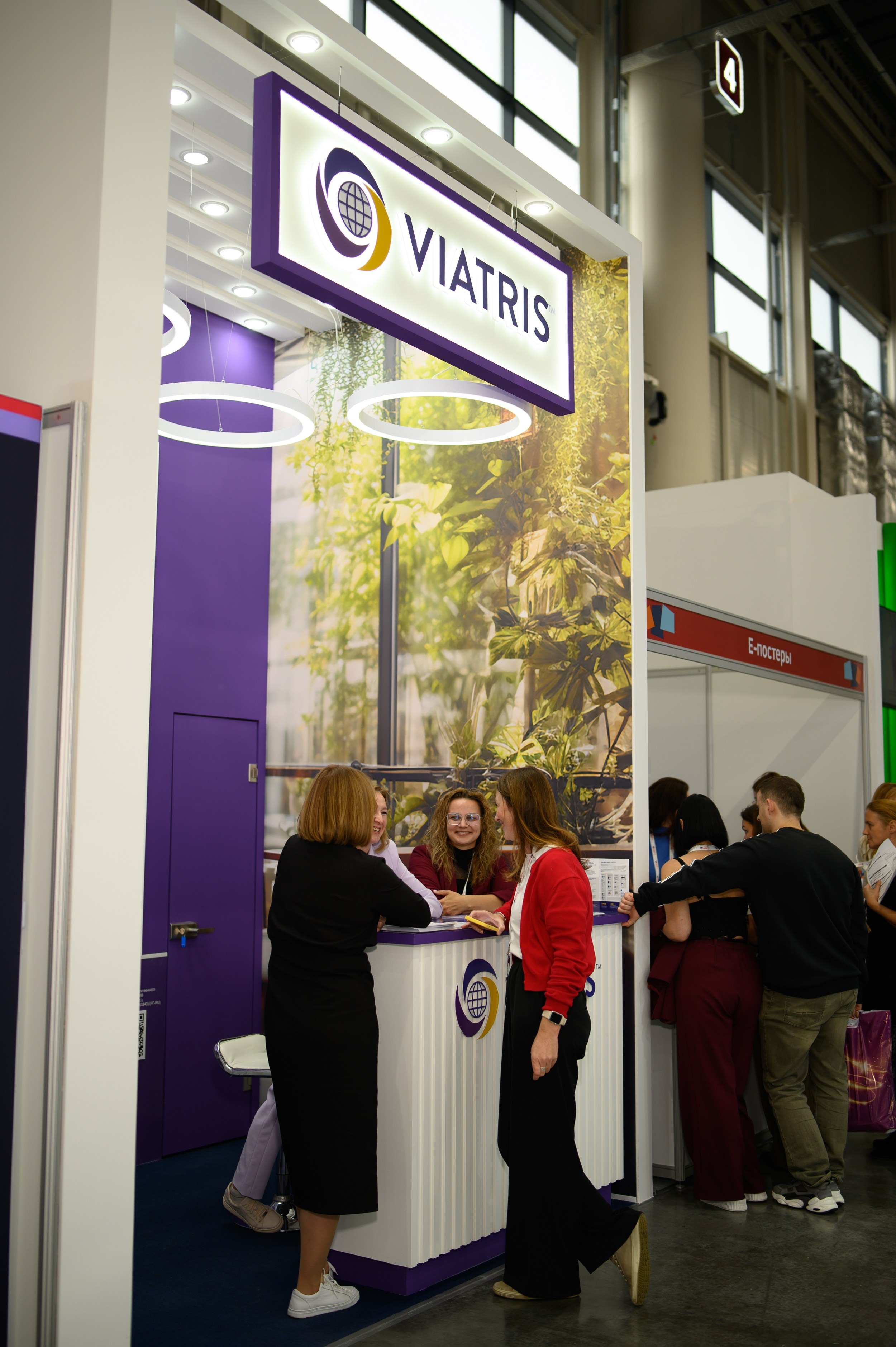 Репортажный кадр делового общения на конгрессе врачей-кардиологов, фотограф Алексей Клейменов, Казань