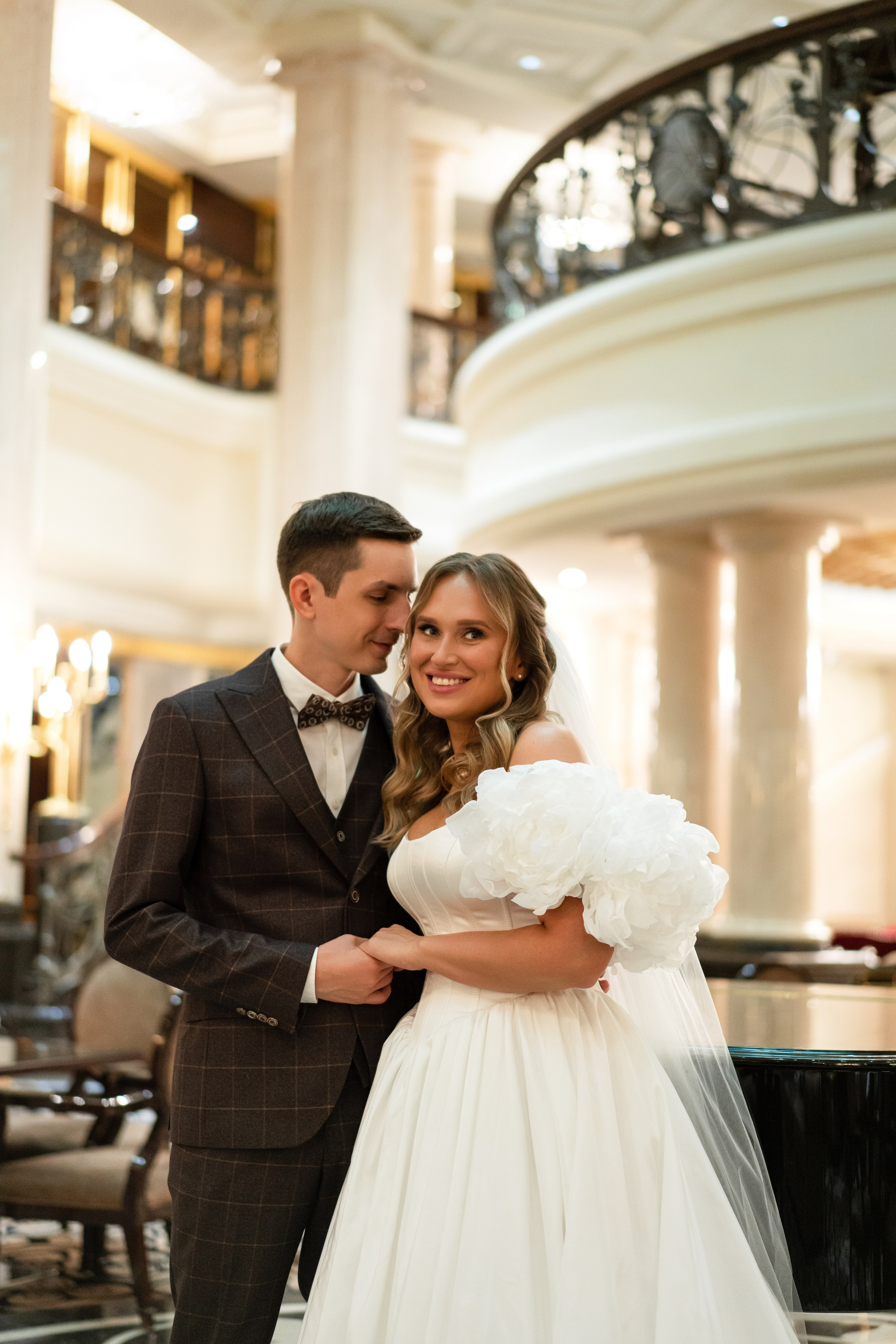 Свадебная фотосессия в отеле The St. Regis Moscow Nikolskaya. Свадебный фотограф Вера Климова