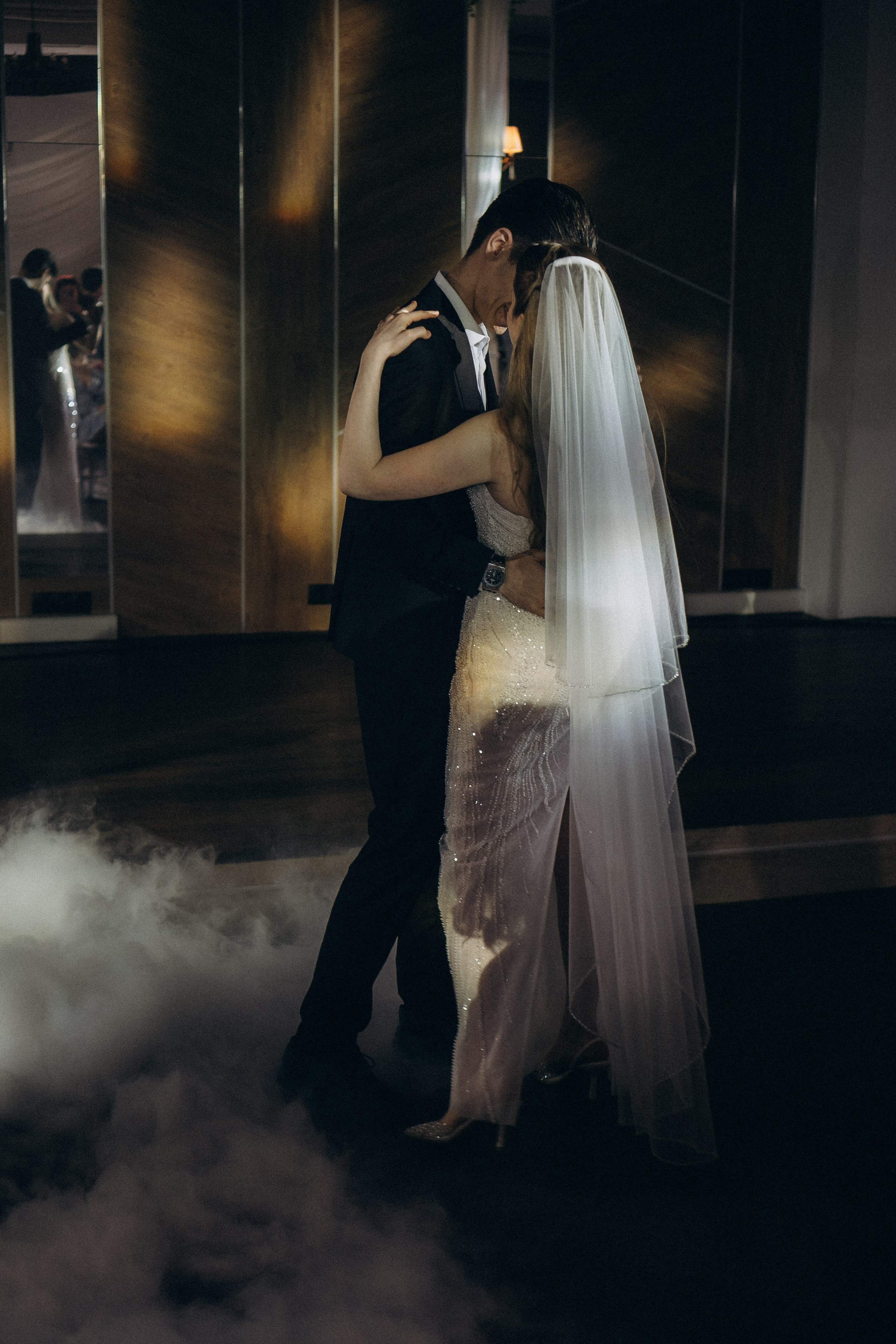 ПЕРВЫЙ ТАНЕЦ МОЛОДЫХ НА БАНКЕТЕ. ТРОГАТЕЛЬНЫЙ МОМЕНТ (СНЯТО В СИБИРЕ В НИЖНЕВАРТОВСКЕ). Профессиональный фотограф, Санкт-Петербург — Виктория Богомолова