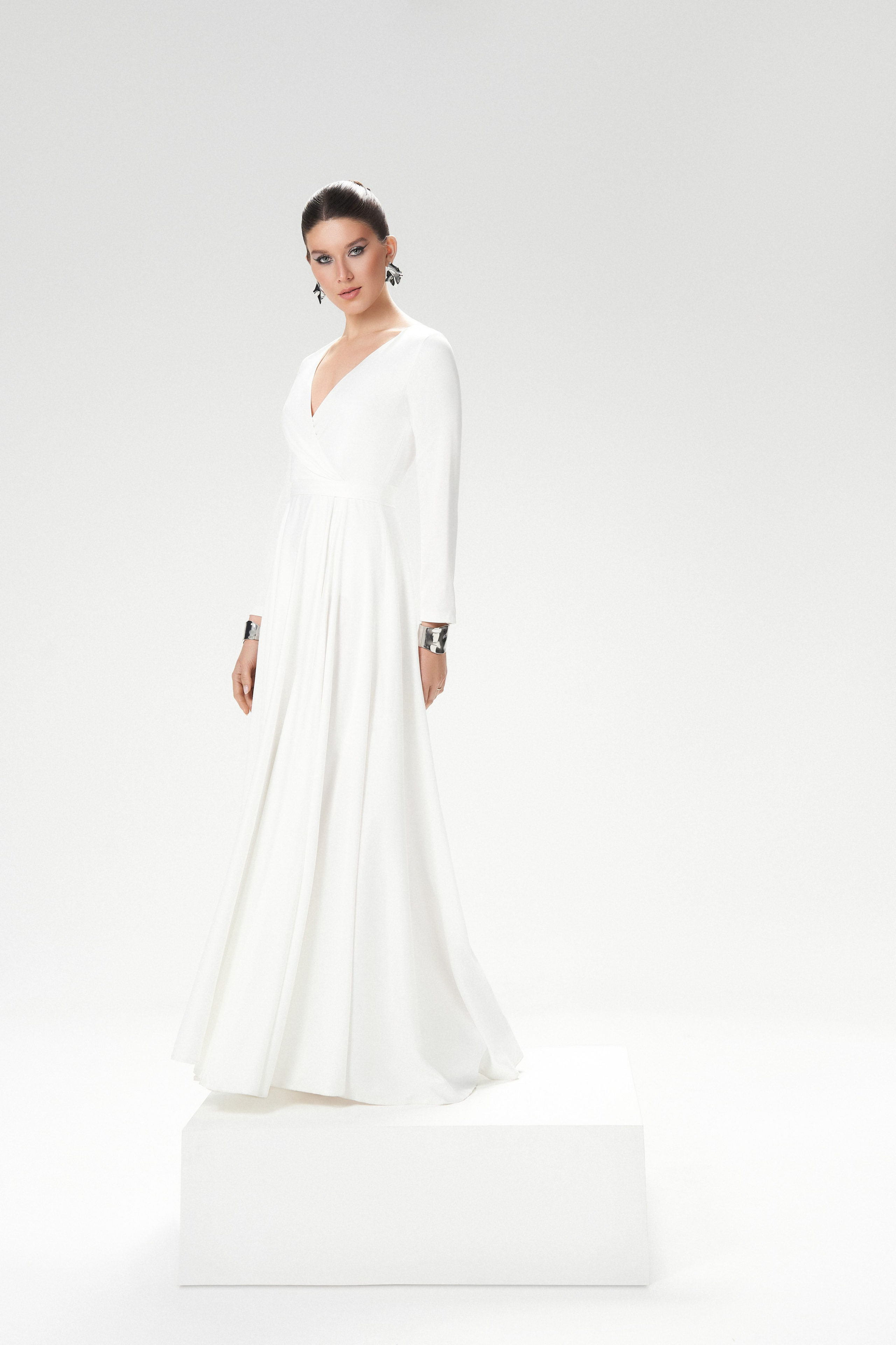 Девушка в белом платье на подиуме