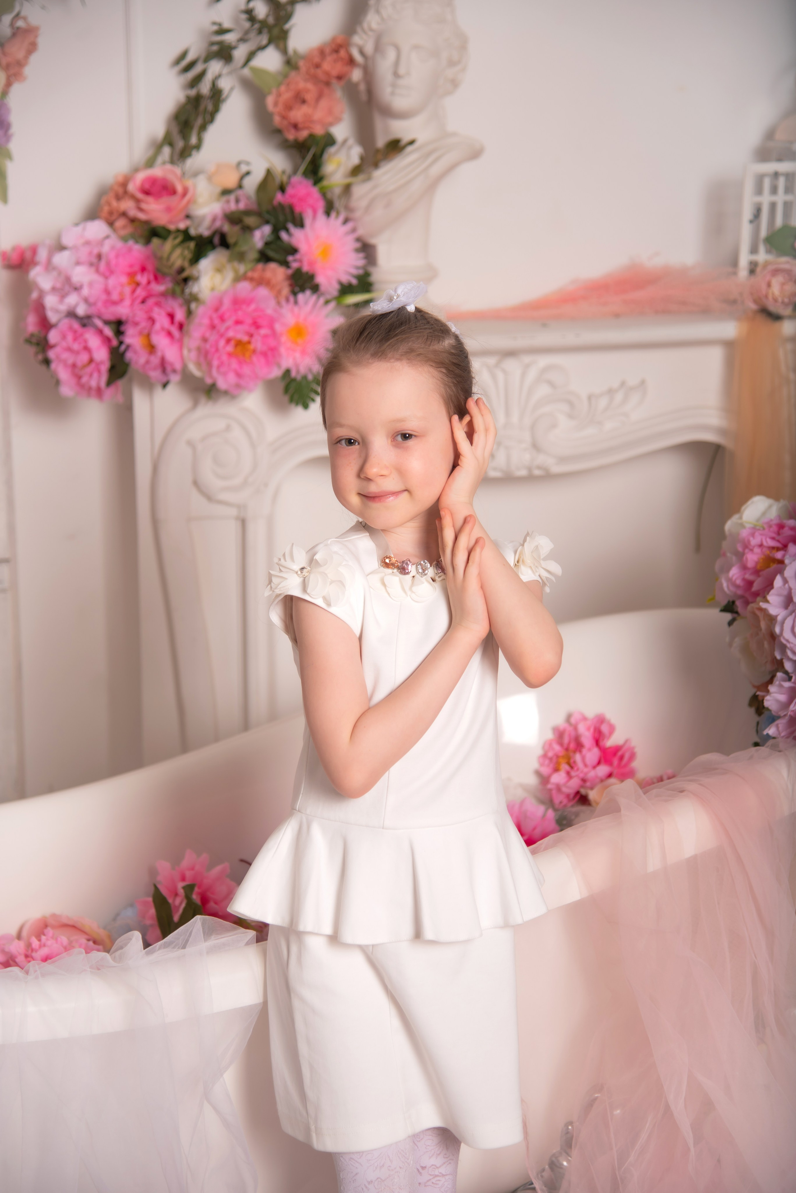 Модельная школа. Занимаюсь профессиональной фотографией и живу рядом с Байкалом. Работаю в разных жанрах