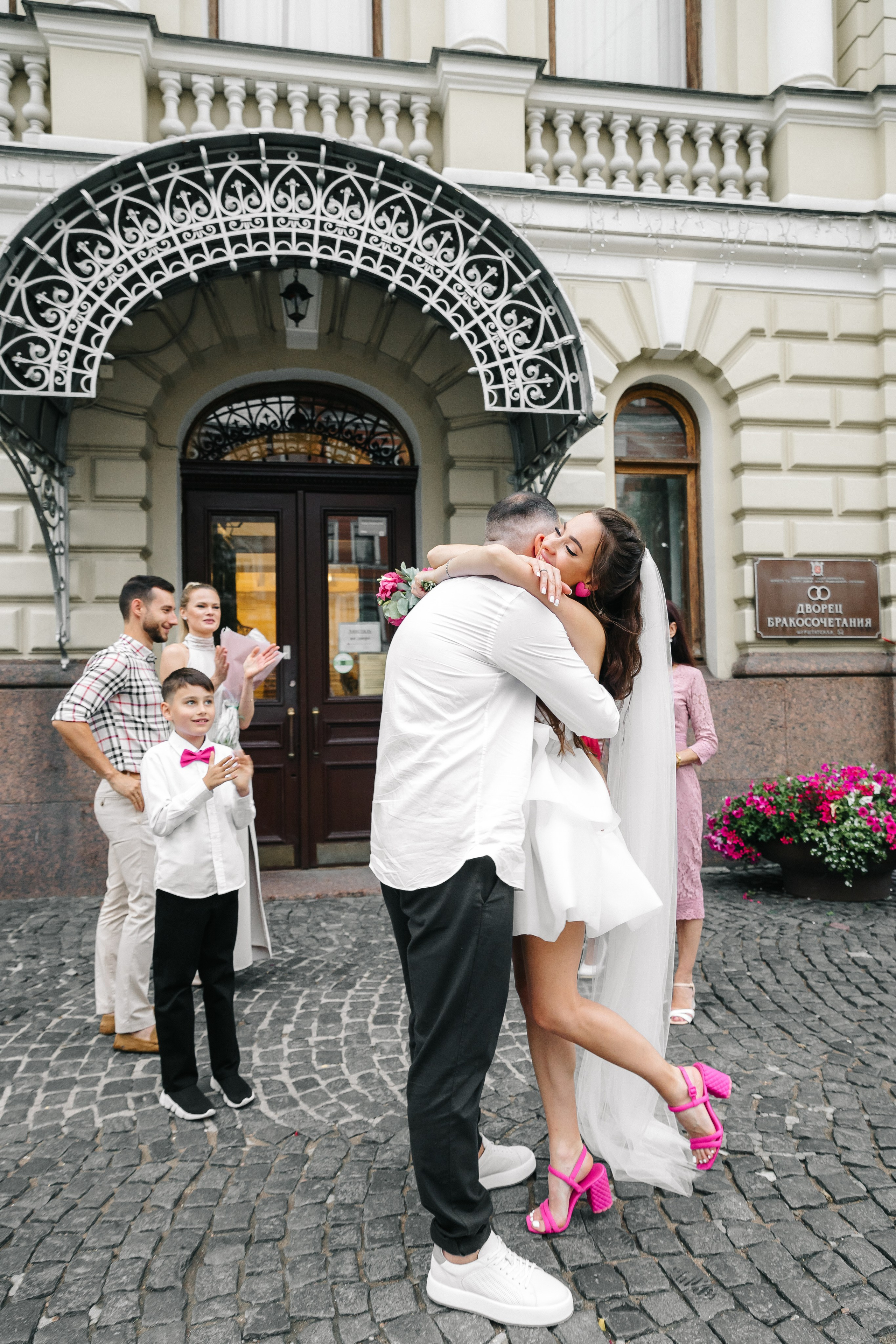 ДВОРЕЦ № 2 | Июль, кабриолет, академия Штиглица. Свадебный фотограф в Санкт-Петербурге Полина Корзухина