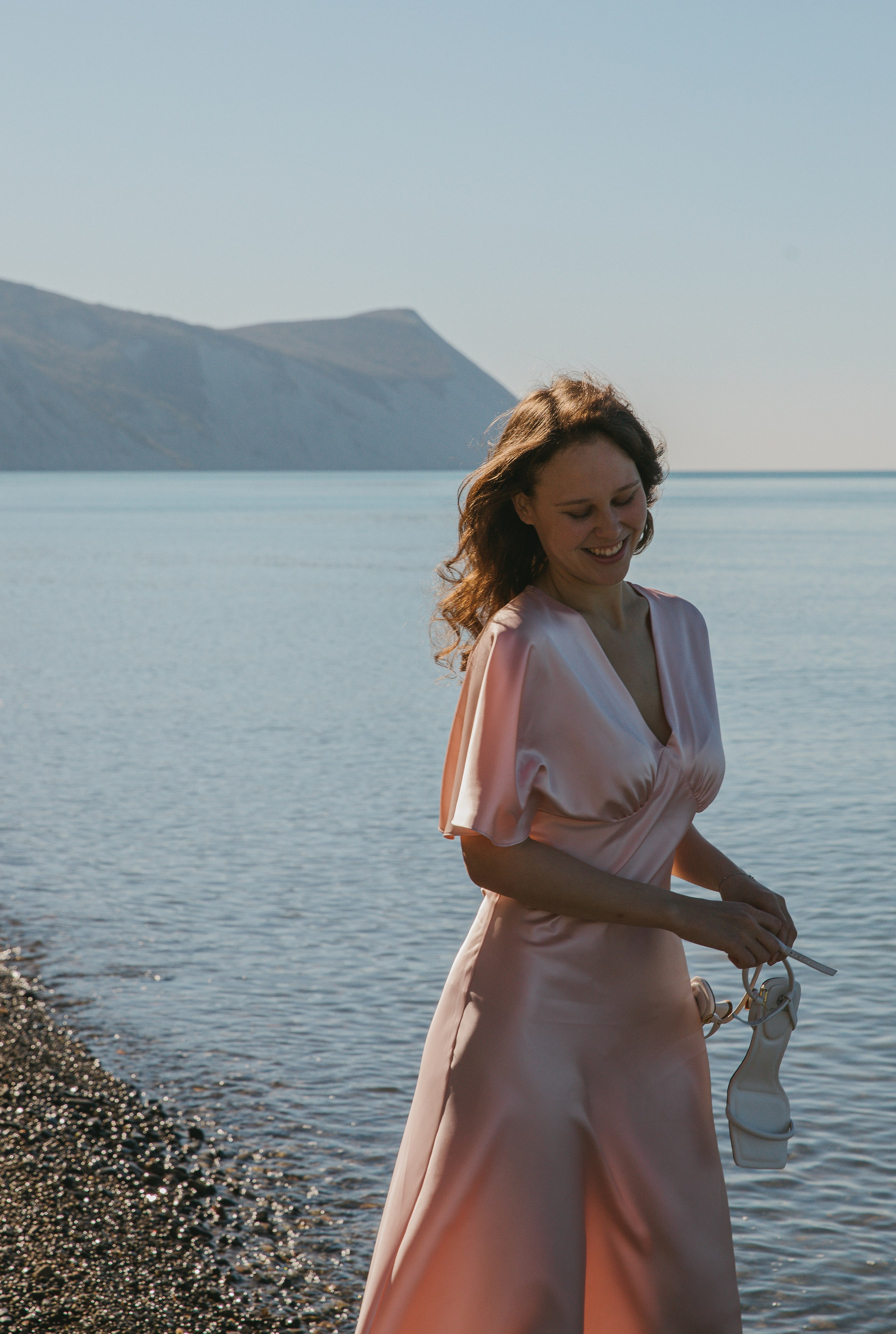 На галечном пляже