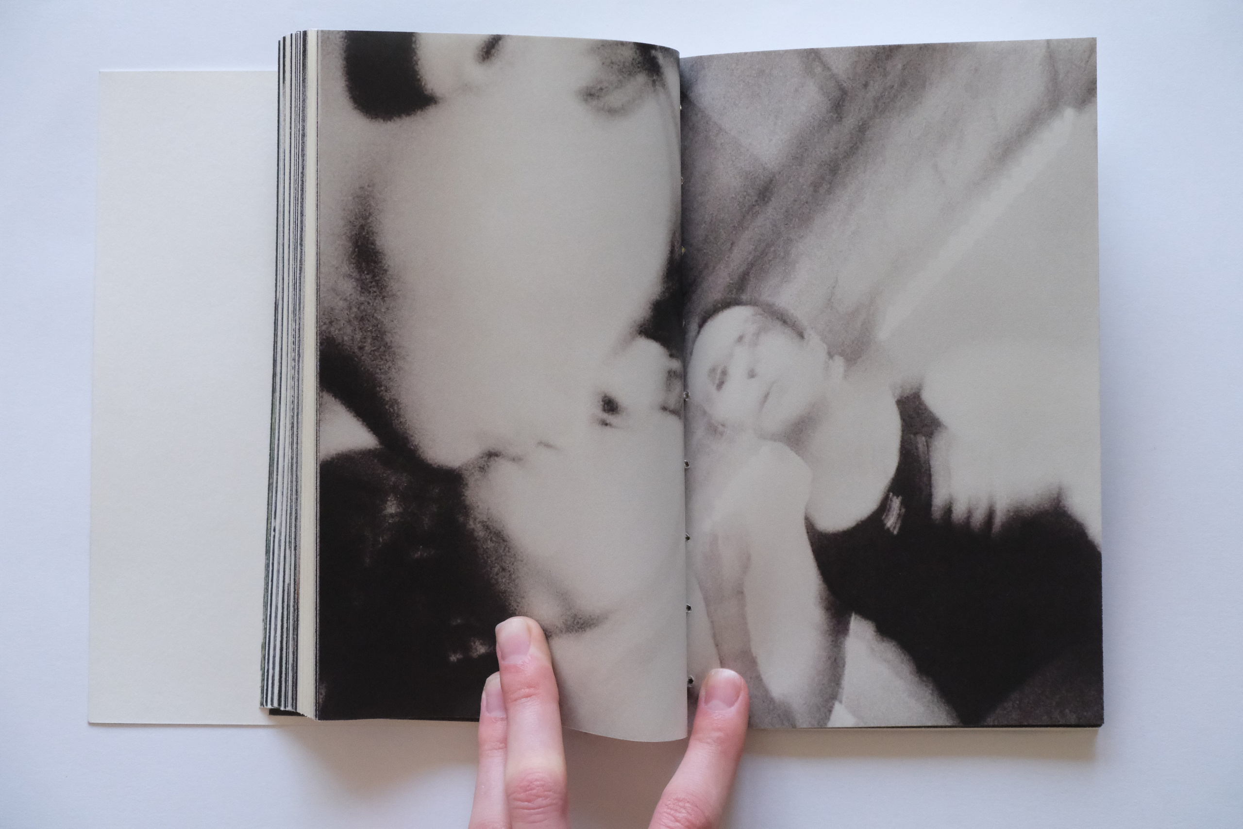 Липкий пол [книга]. Аня белка — художница и фотограф