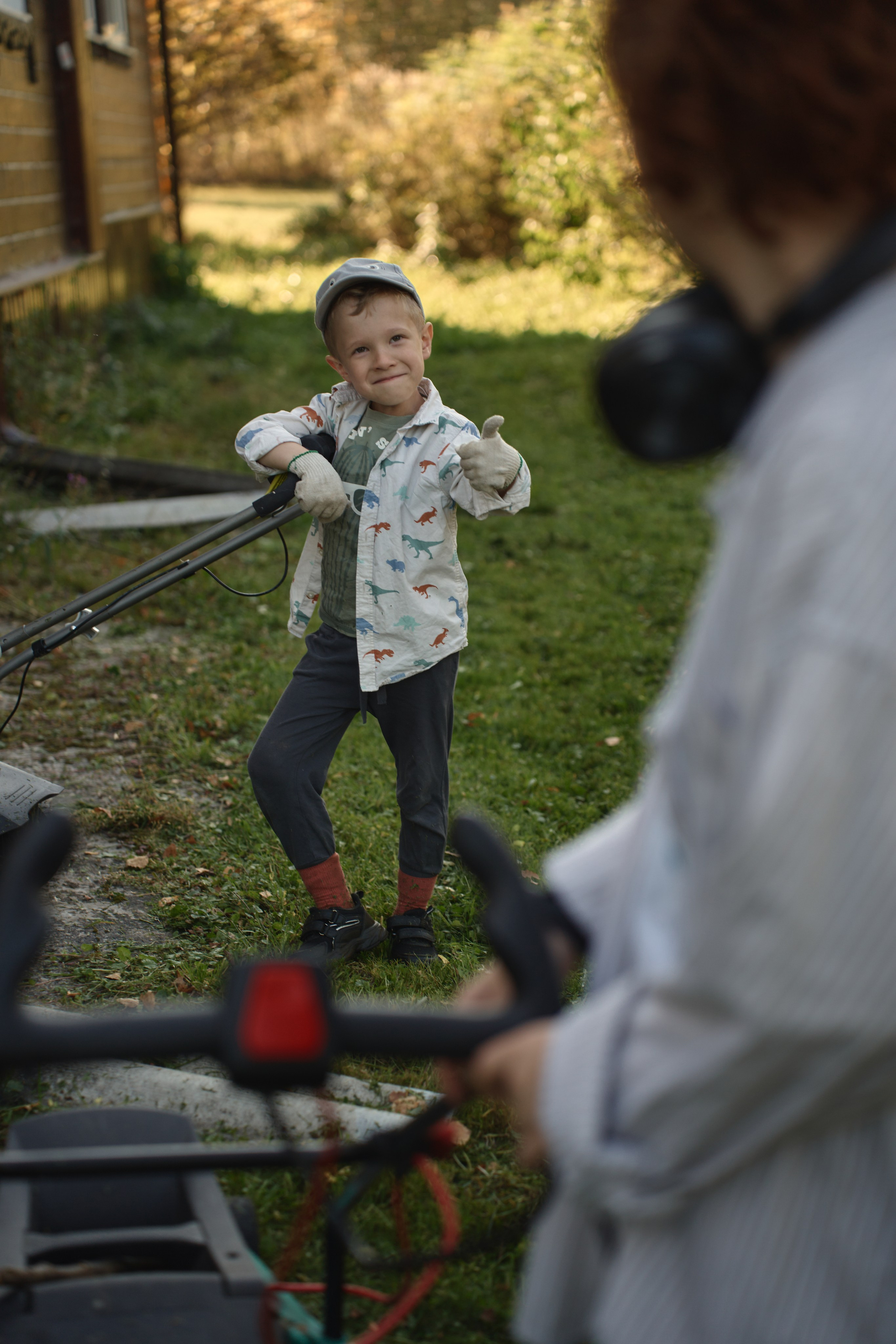 Семейный подряд по стрижке газона. Фотограф Женя Пашкина