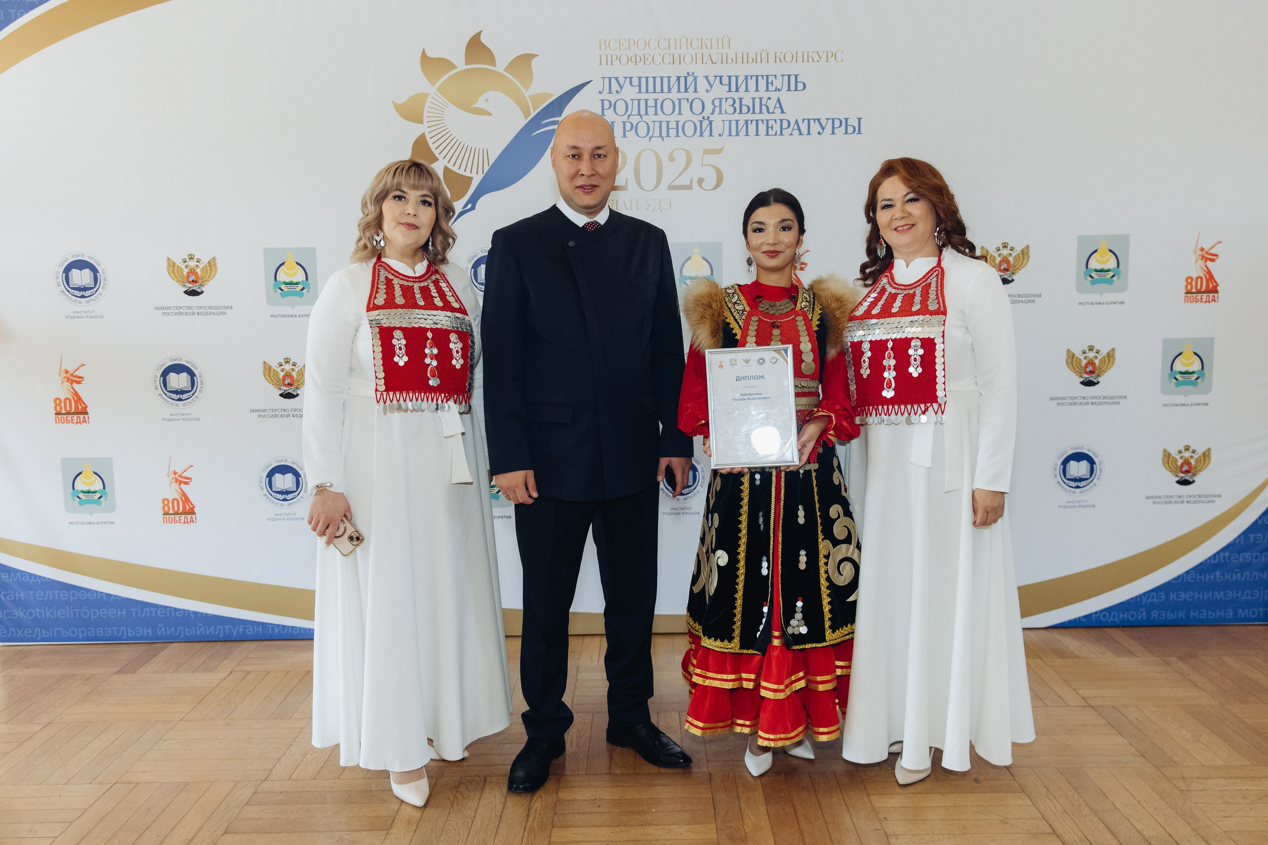 Лучший учитель родного языка и литературы 2025. Свадебный и семейный фотограф в Улан-Удэ