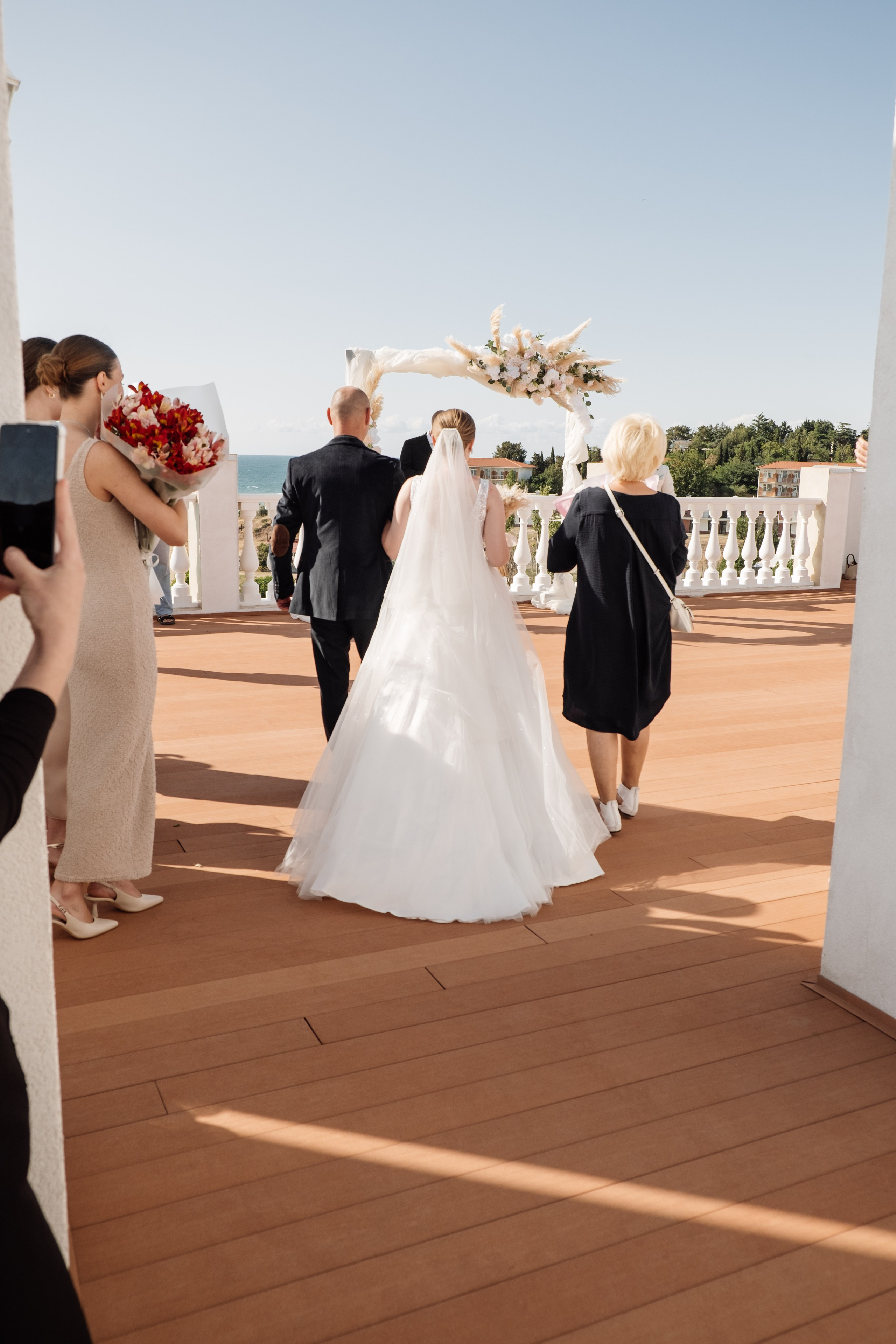 Свадебный ретопртаж. Профессиональная фотосъемка в Крыму. Натуральные эмоции и живые кадры. Забронируйте дату прямо сейчас!