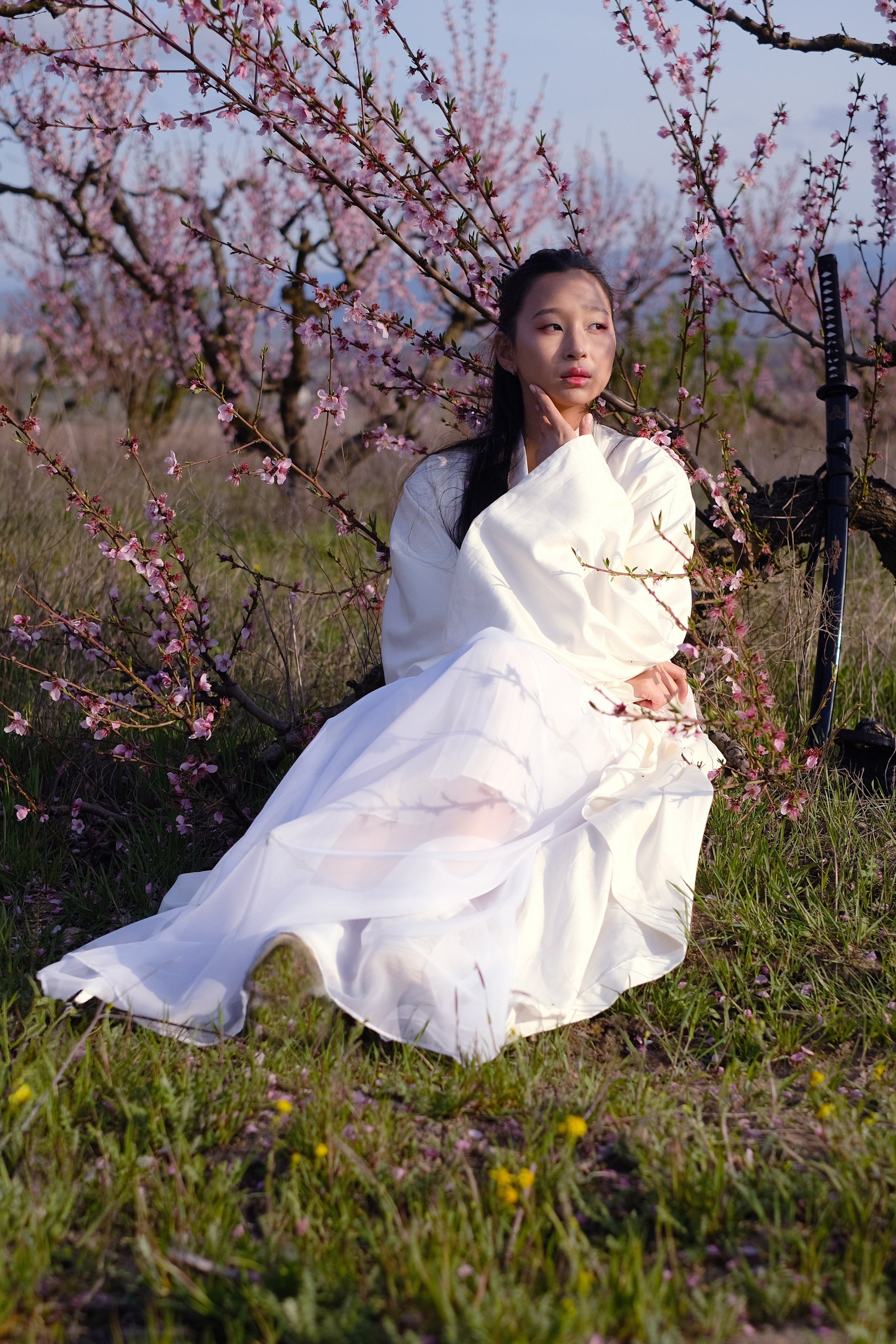 Фото в цветущих персиковых садах. Профессиональная фотосъемка в Крыму. Натуральные эмоции и живые кадры. Забронируйте дату прямо сейчас!