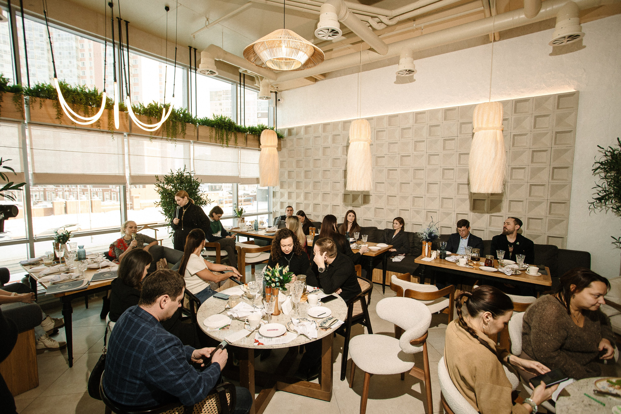 Бизнес завтрак Жанны Дариной. Фотограф Егор Сухов