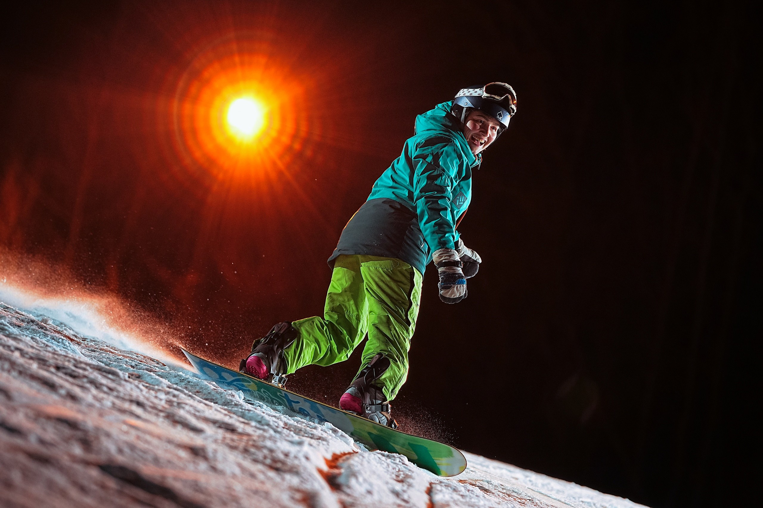 Вечерняя съёмка на склонах с использованием внешних вспышек. Фотограф Студитский Евгений