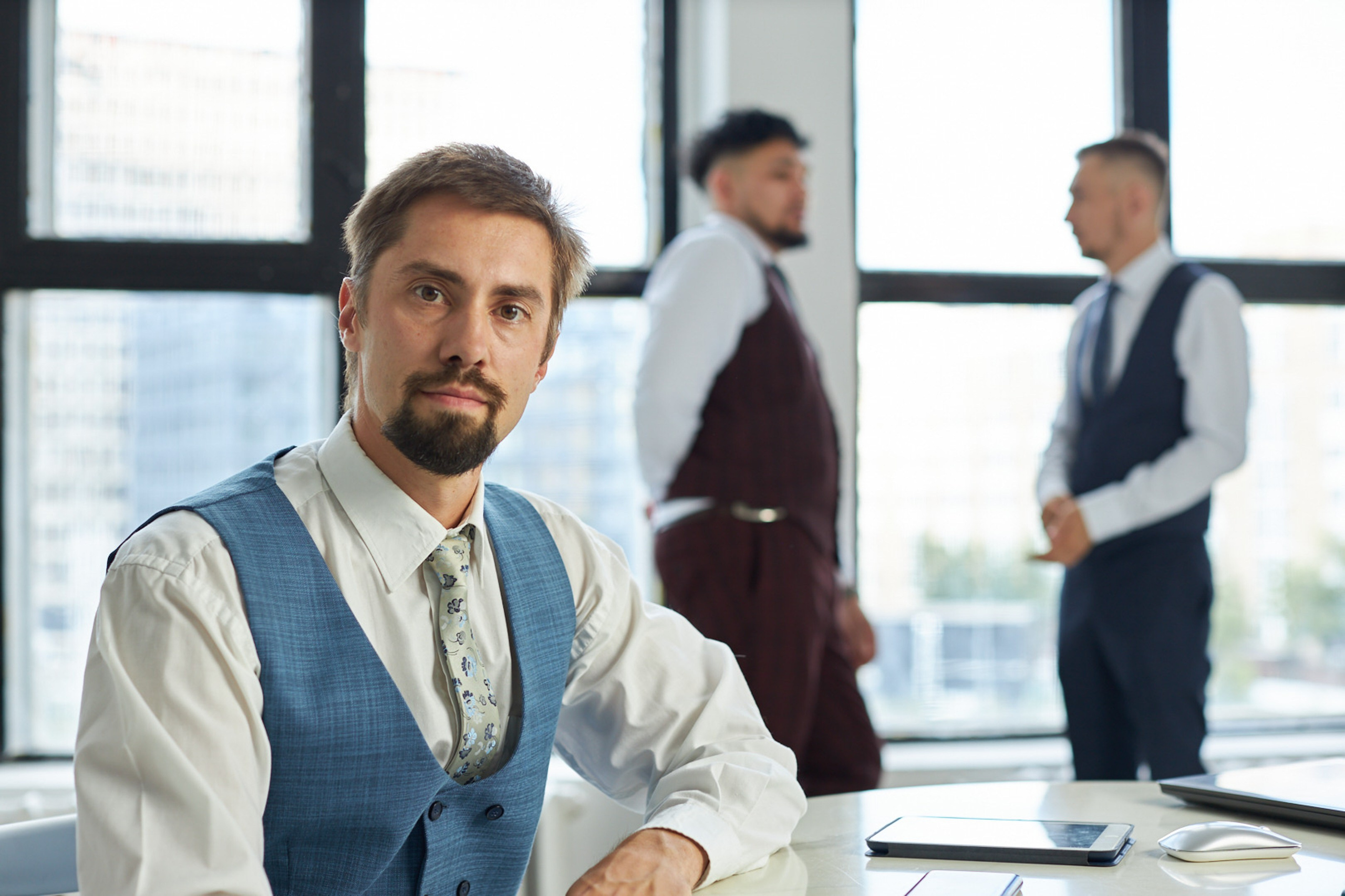 Business portrait of a man in the office - photographer Andrey Dunin