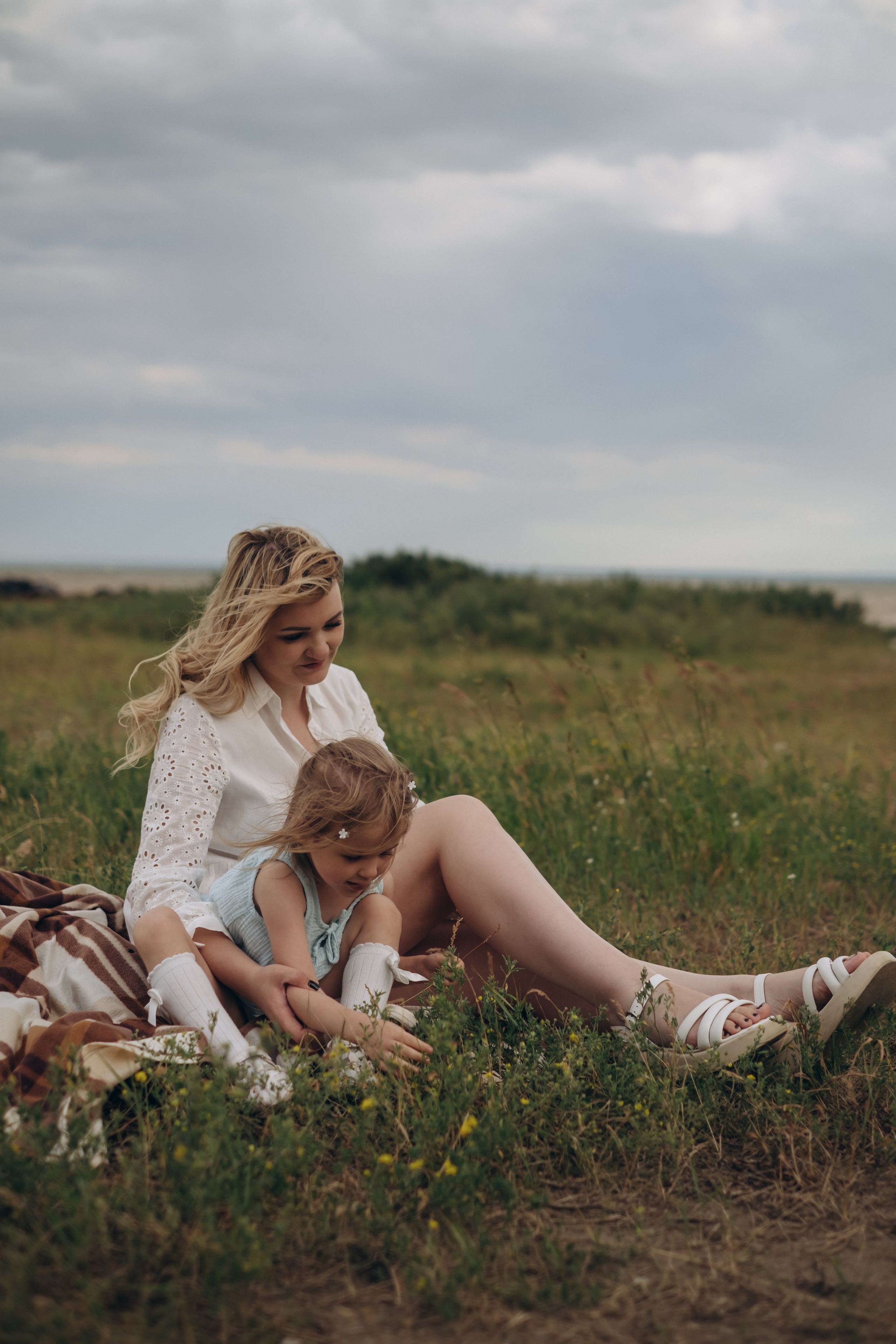 Прогулочная у моря. Мама и дочь. Фотограф Новосибирск Анна Рождественская