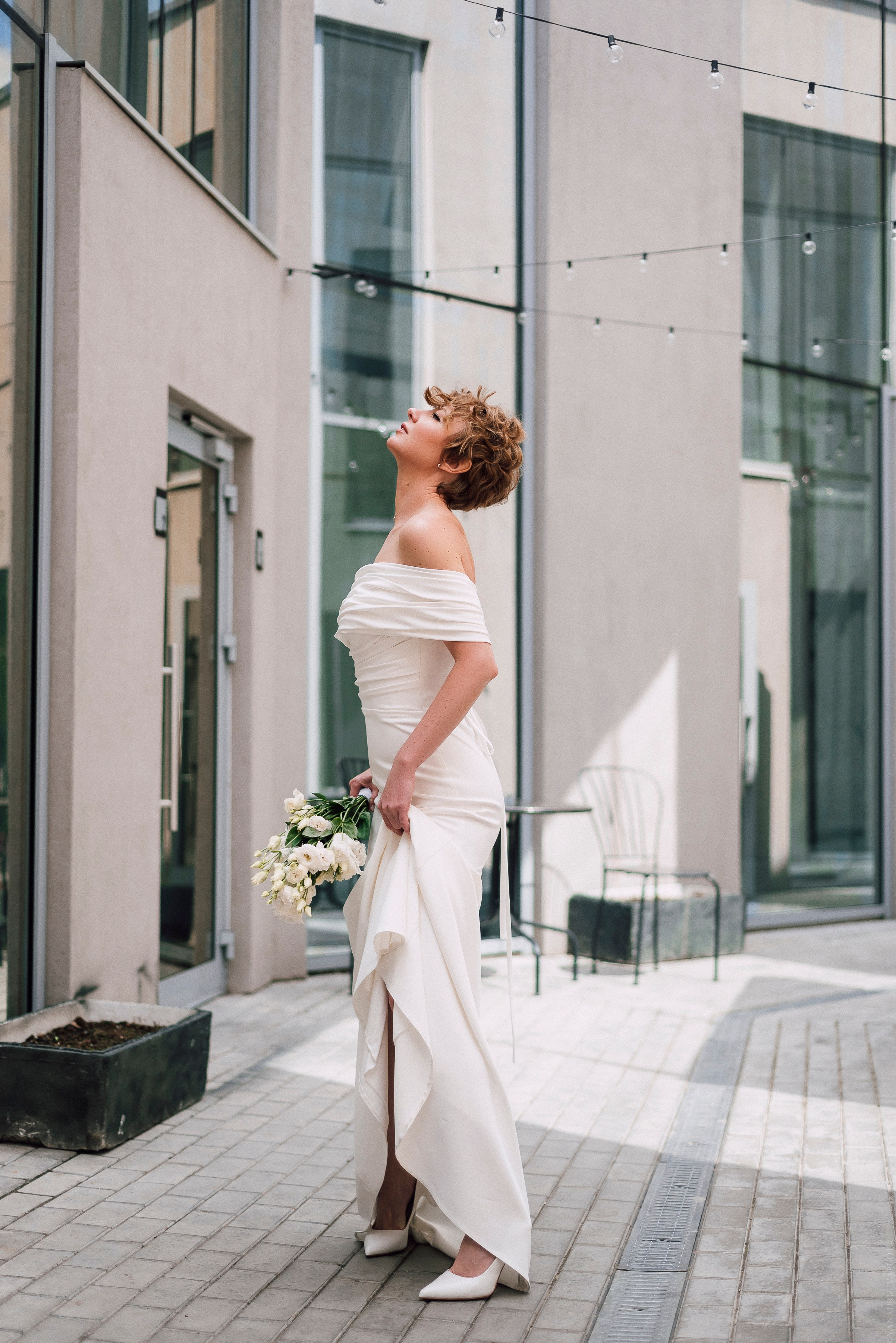 Невеста в облегающем платье на одно плечо