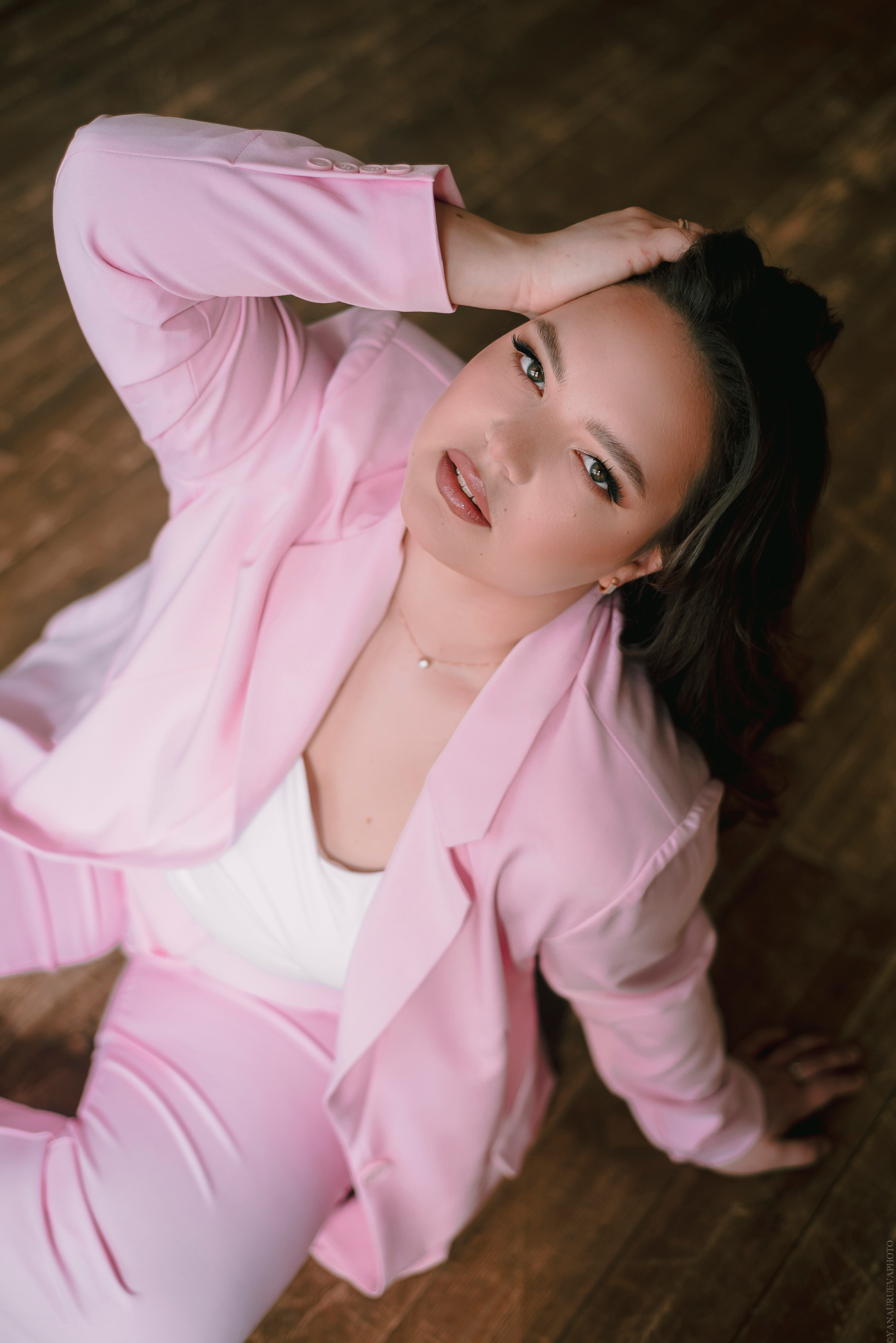 девушка в нежно розовом костюме