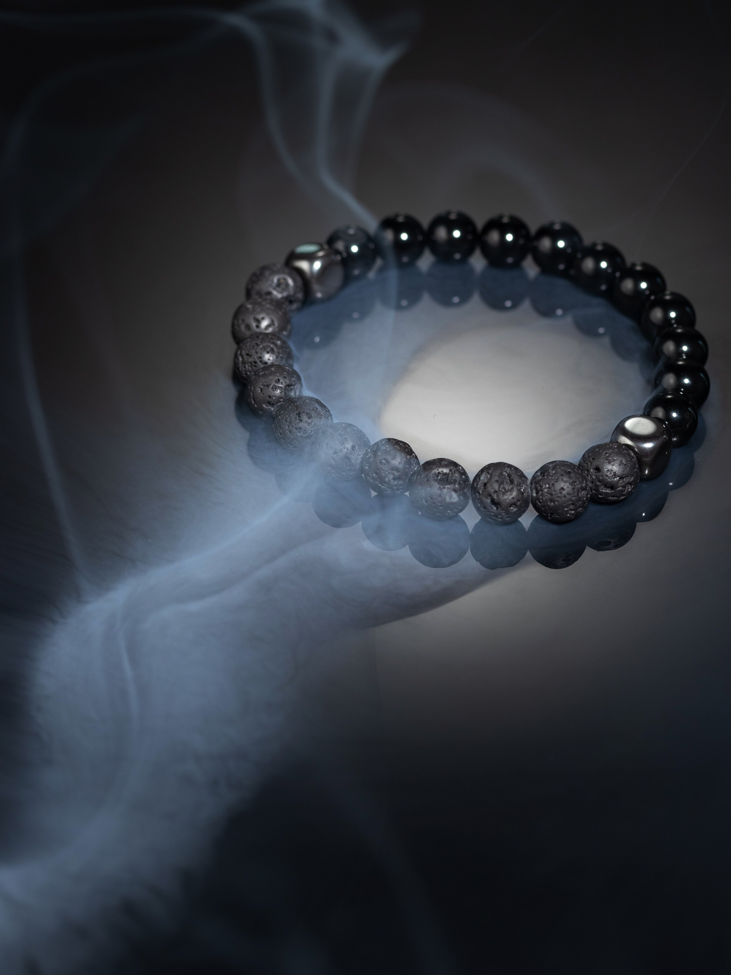 Предметная съёмка браслетов на тёмном фоне для ВБ. Предметный фотограф в Нижнем Новгороде Денис Павлов