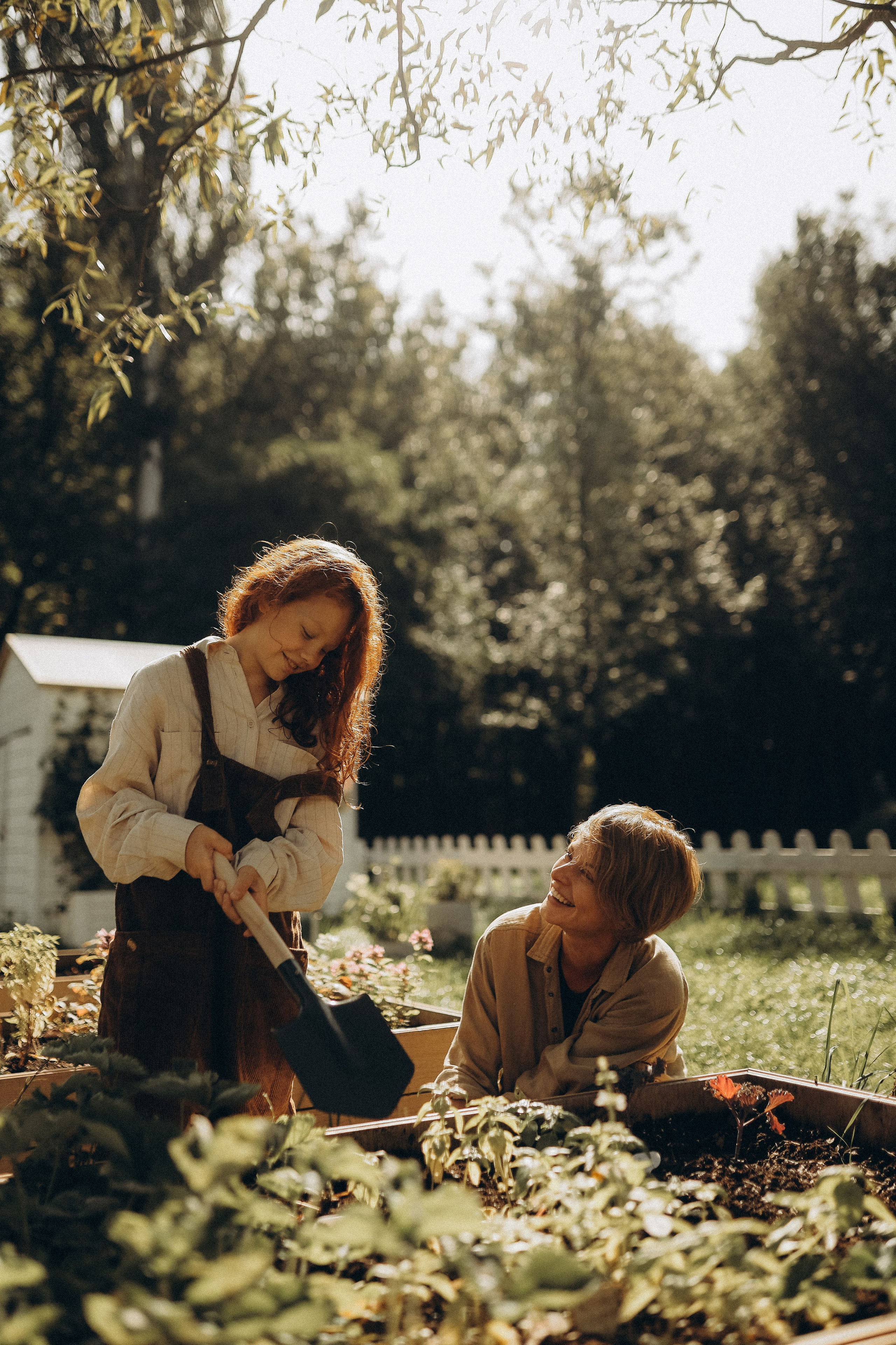 Дина и Миа в огороде. Семейный и детский фотограф в Москве Анастасия Меликова