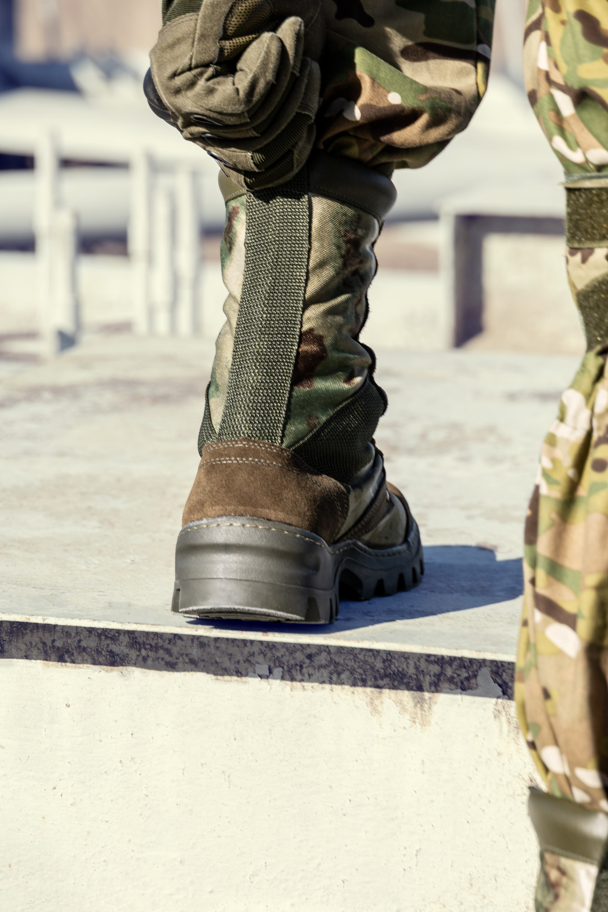 Задний вид камуфляжных берцев на модели | Съемка пяточной части для каталога