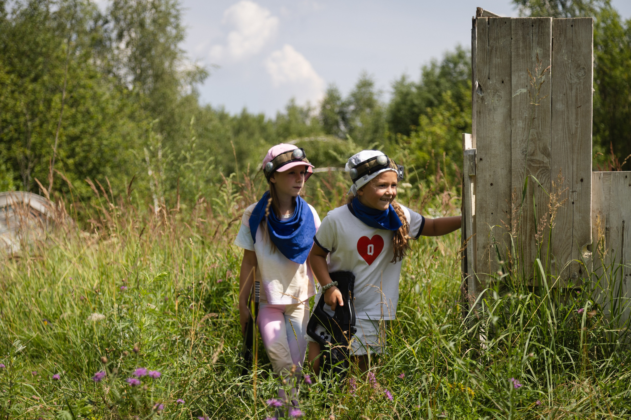 Лазертаг на природе с семьей. Документальный фотограф