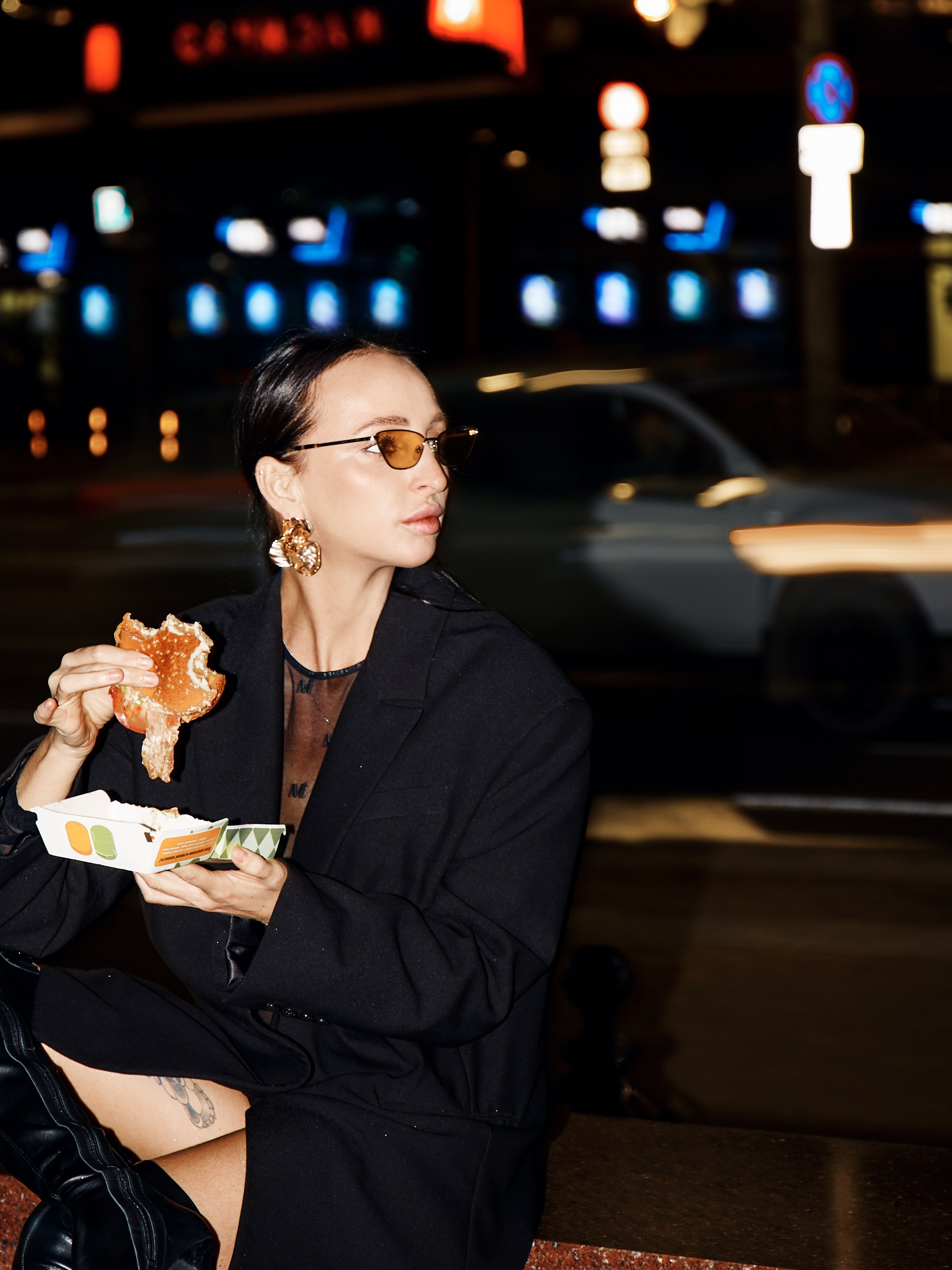 Ночная прогулочная съемка девушки женским фэшен фотографом Екатериной Врублевской в Калининград рядом с Северный вокзал Администрация Вкусно и точка