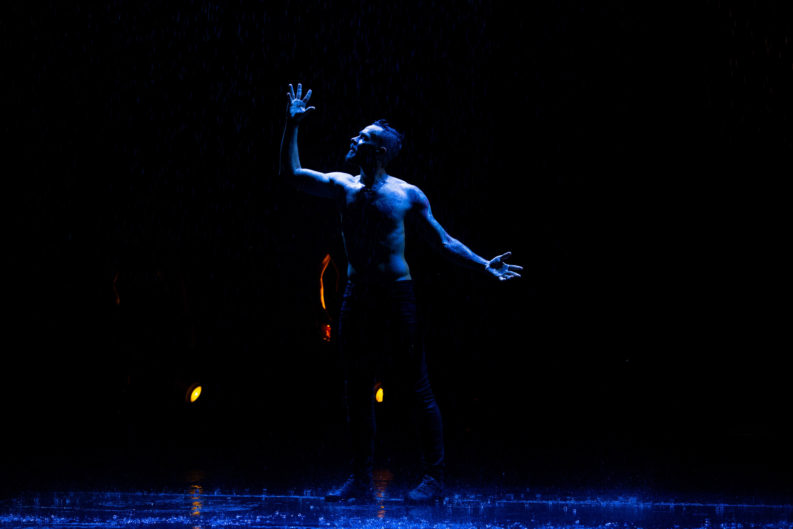 Искушение. Танец под дождём. Фотограф Антонина Свешникова. ВЫПУСКНЫЕ ФОТОКНИГИ для детских садов и школ. Москва, Владимир