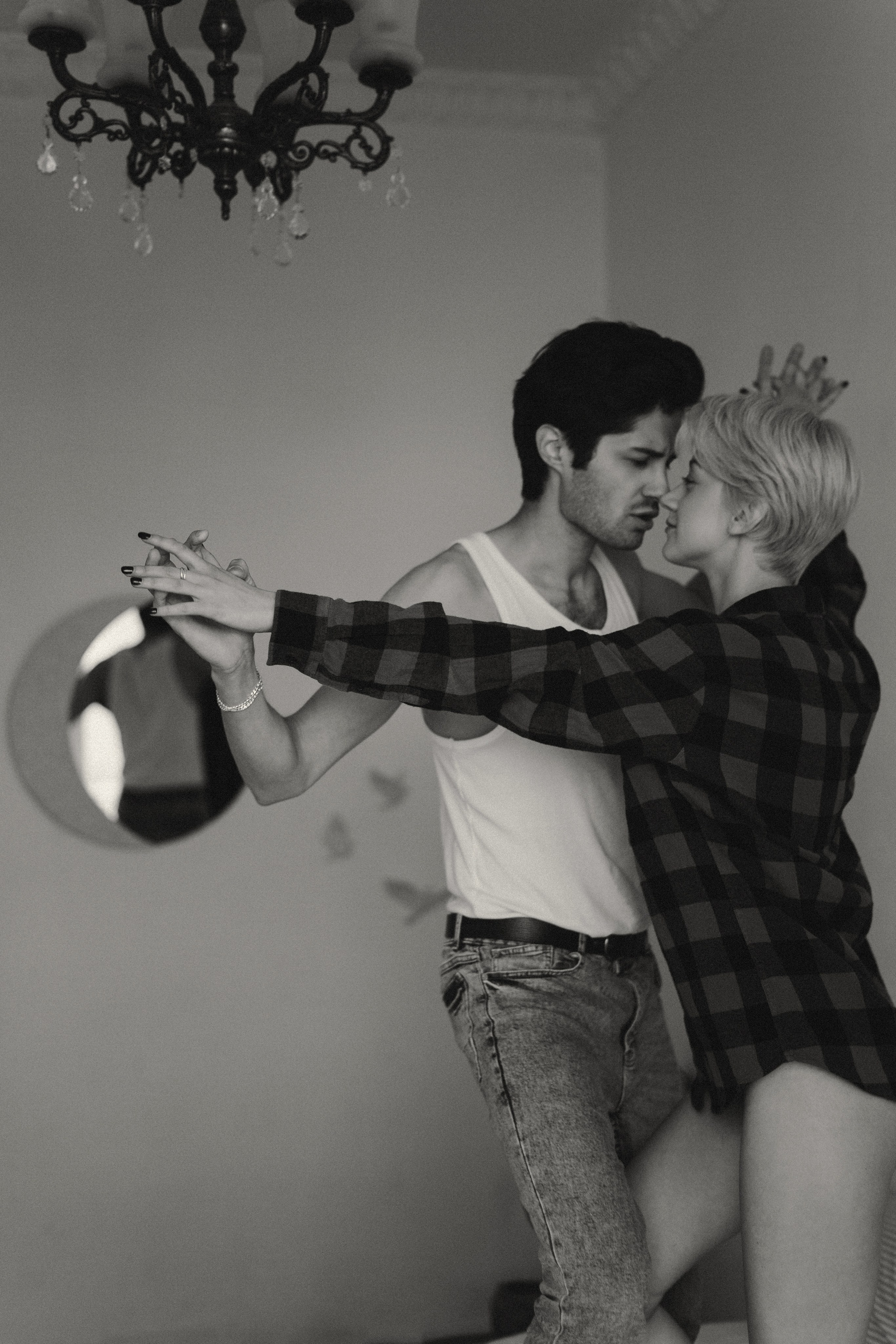 Влюбленная пара летним днем танцует в квартире и смеется