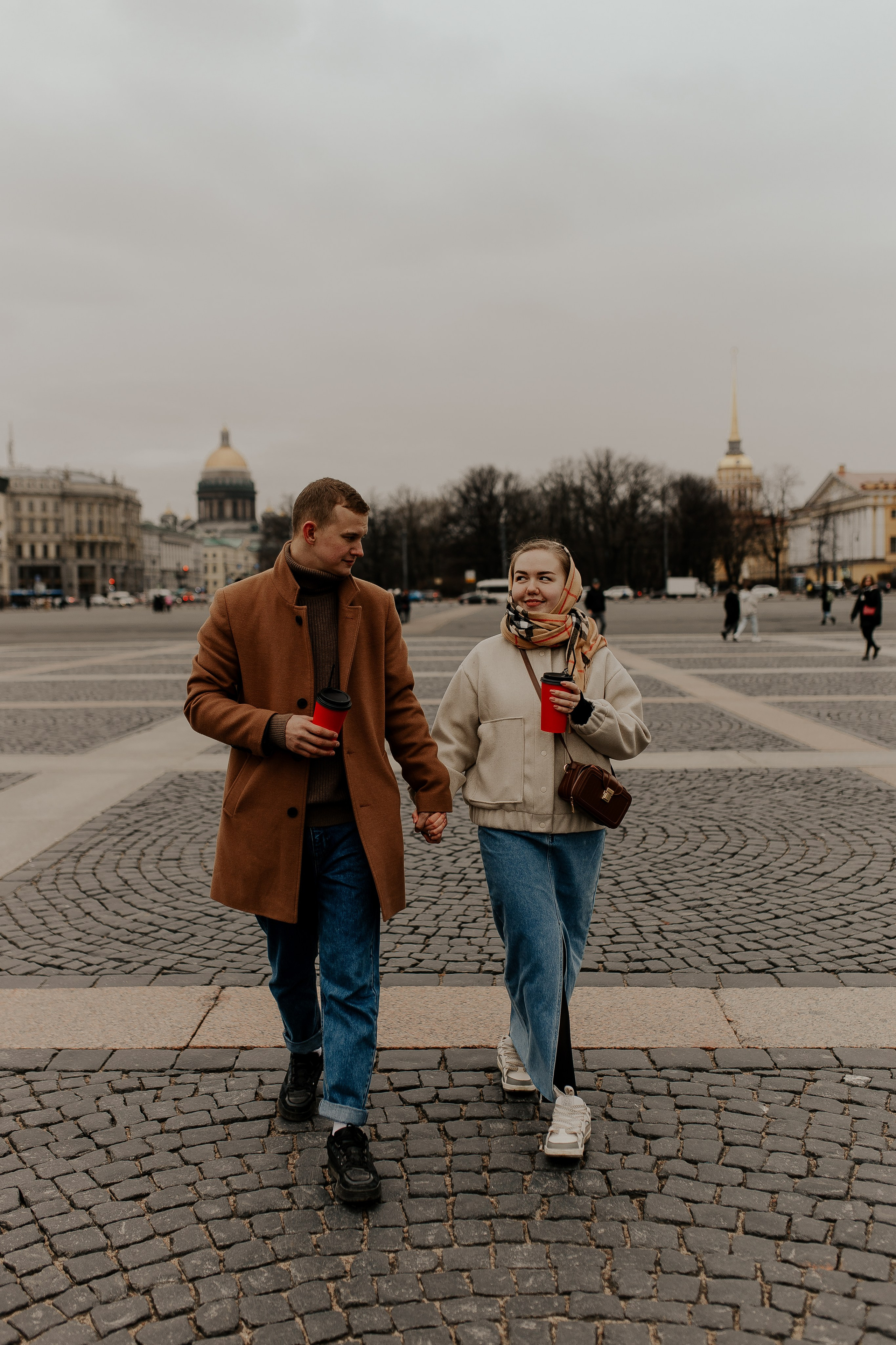 Пара гуляет по Петербургу. Фотограф в Санкт-Петербурге Лиза Семченкова