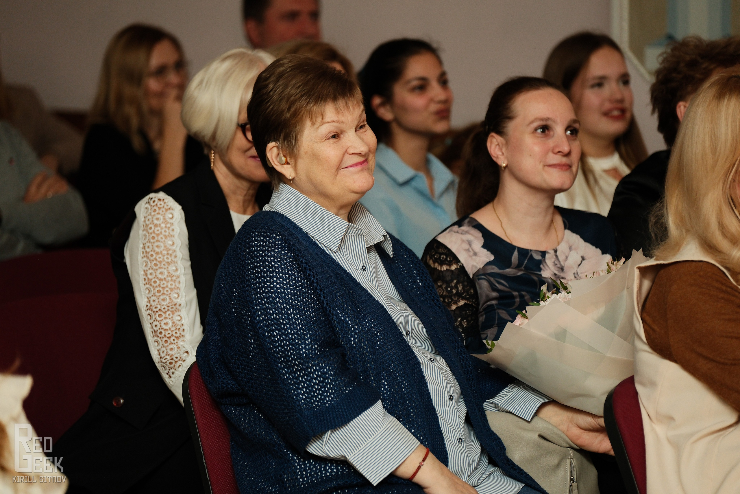 Зрители актового зала школы №1375 на премьере ремейка фильма «Вам и не снилось!».