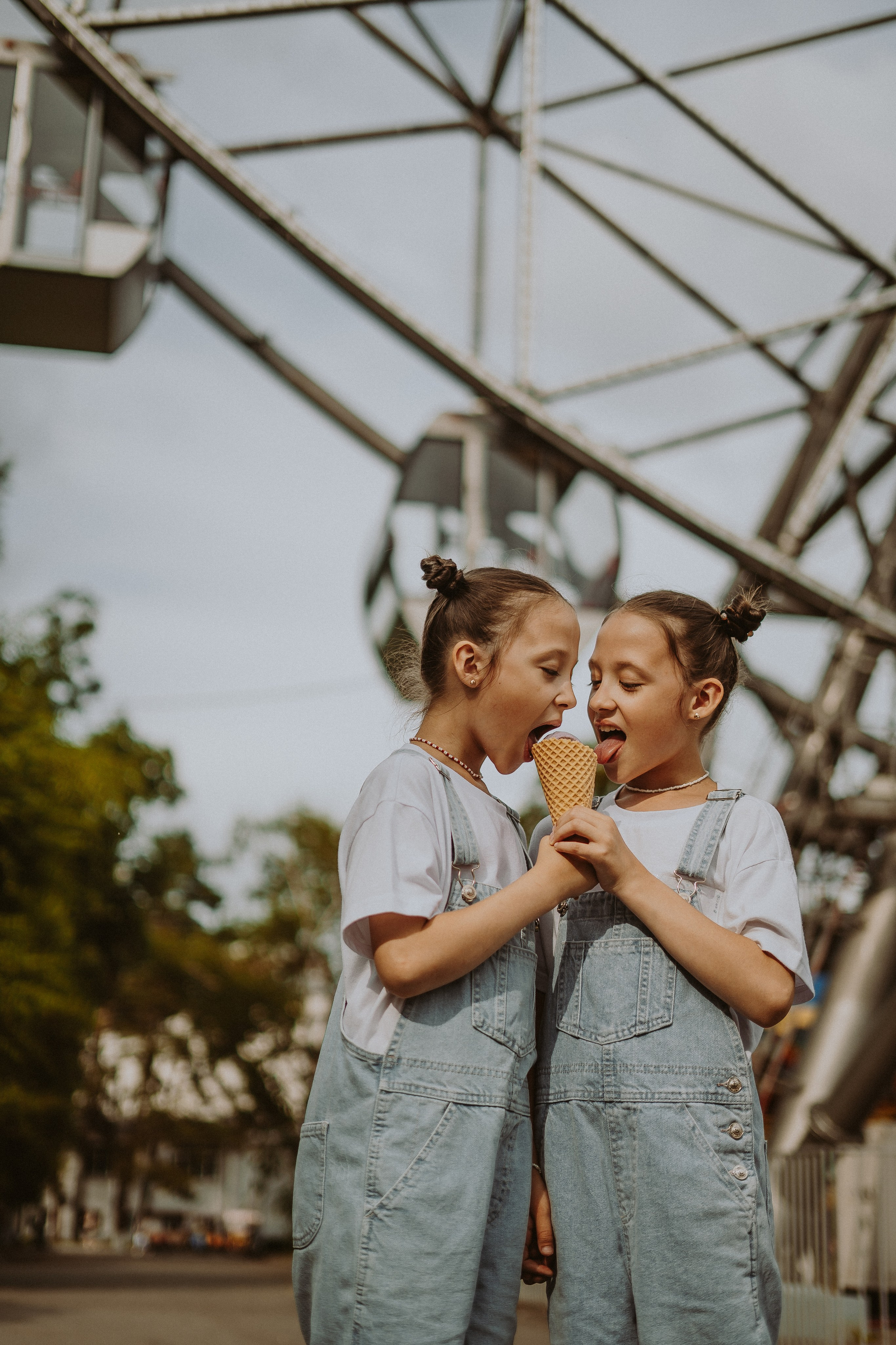 Летняя фотосессия близняшек. Фотограф сахалин