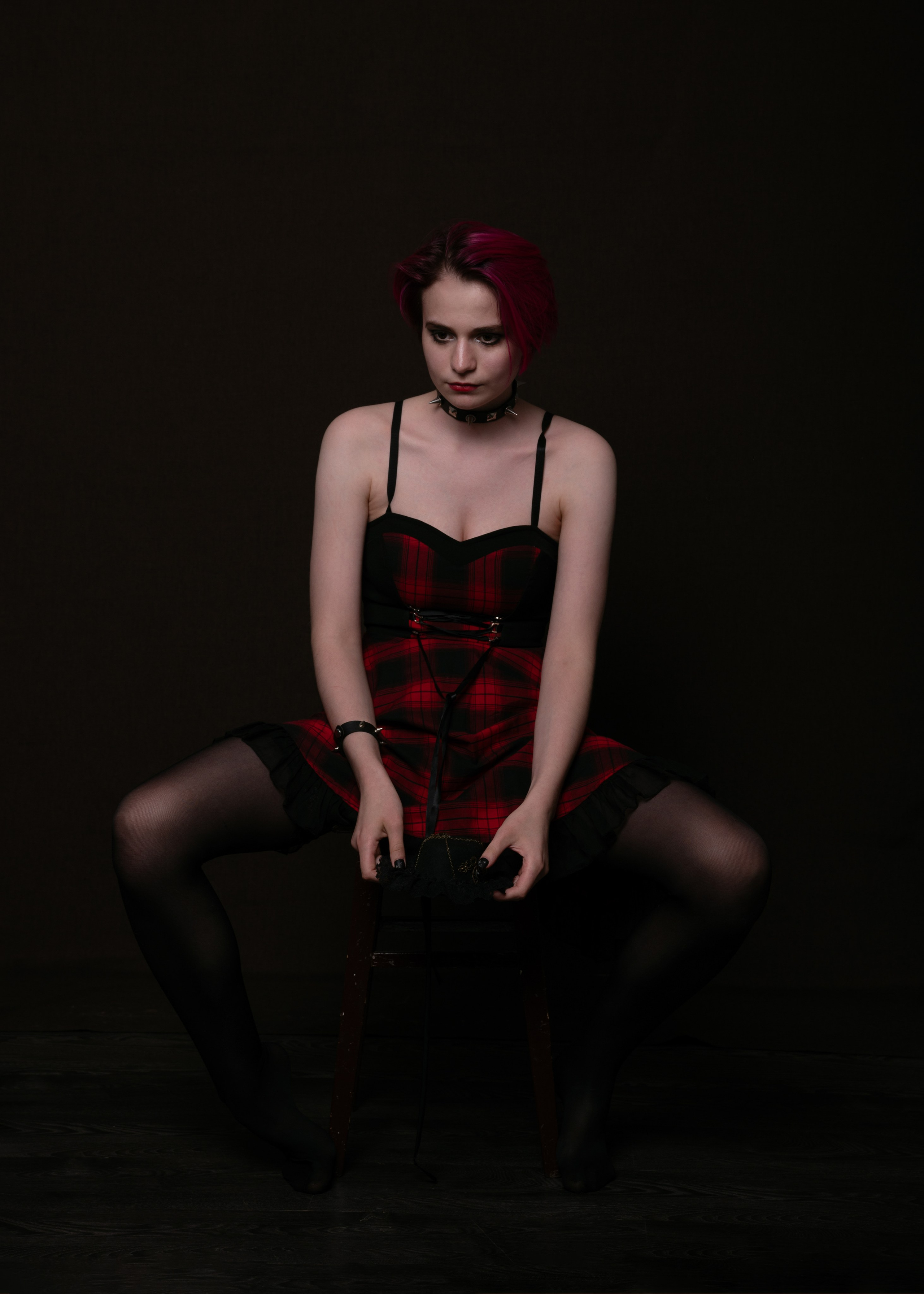 В ней есть и дерзость, и нежность, порой — вызов, порой — молчание. Мне было интересно наблюдать, как она меняется — и вместе с ней меняется кадр.