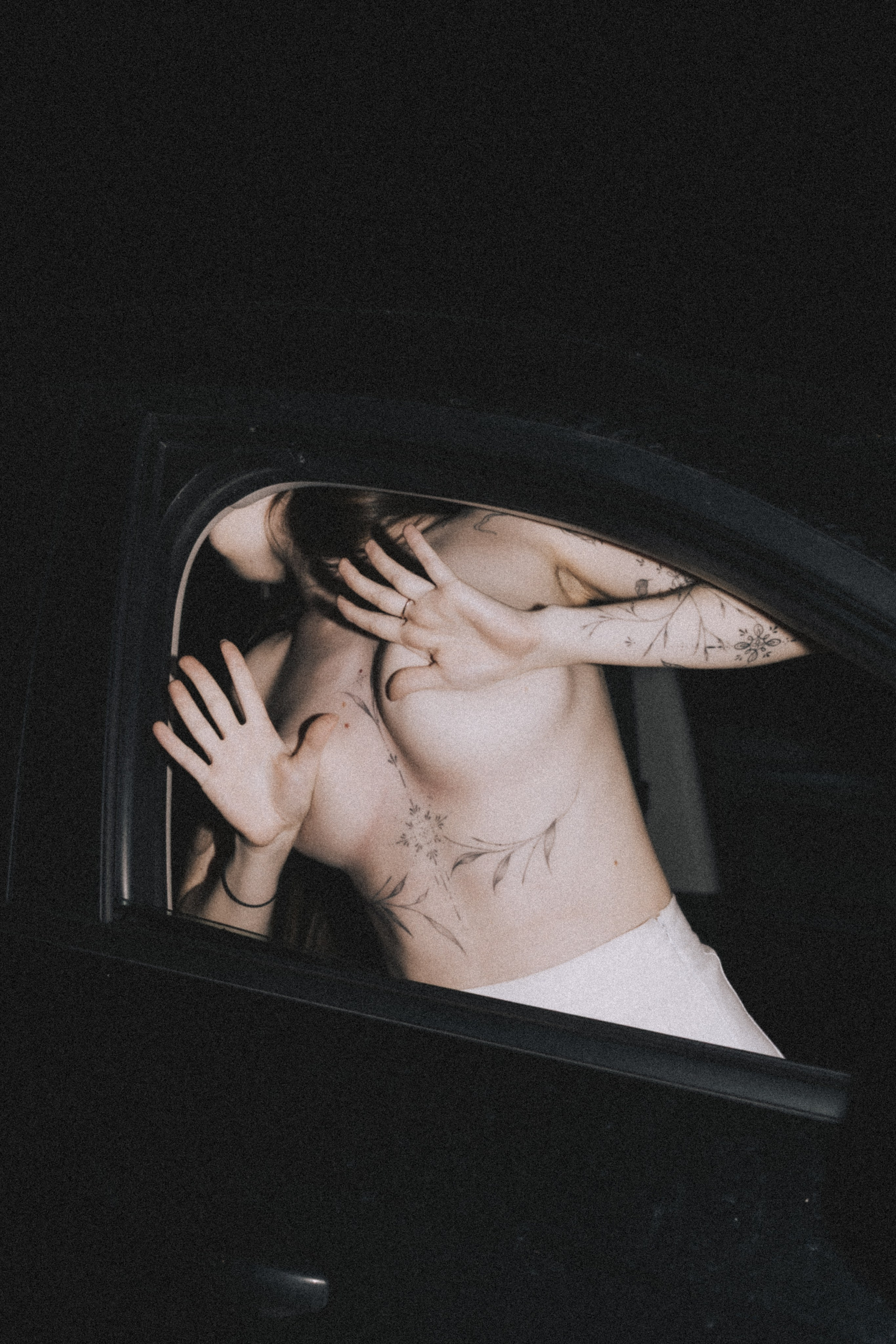 Татуированные руки девушки в машине, ночной силуэт в Пензе. Фотограф Александра Овечкина