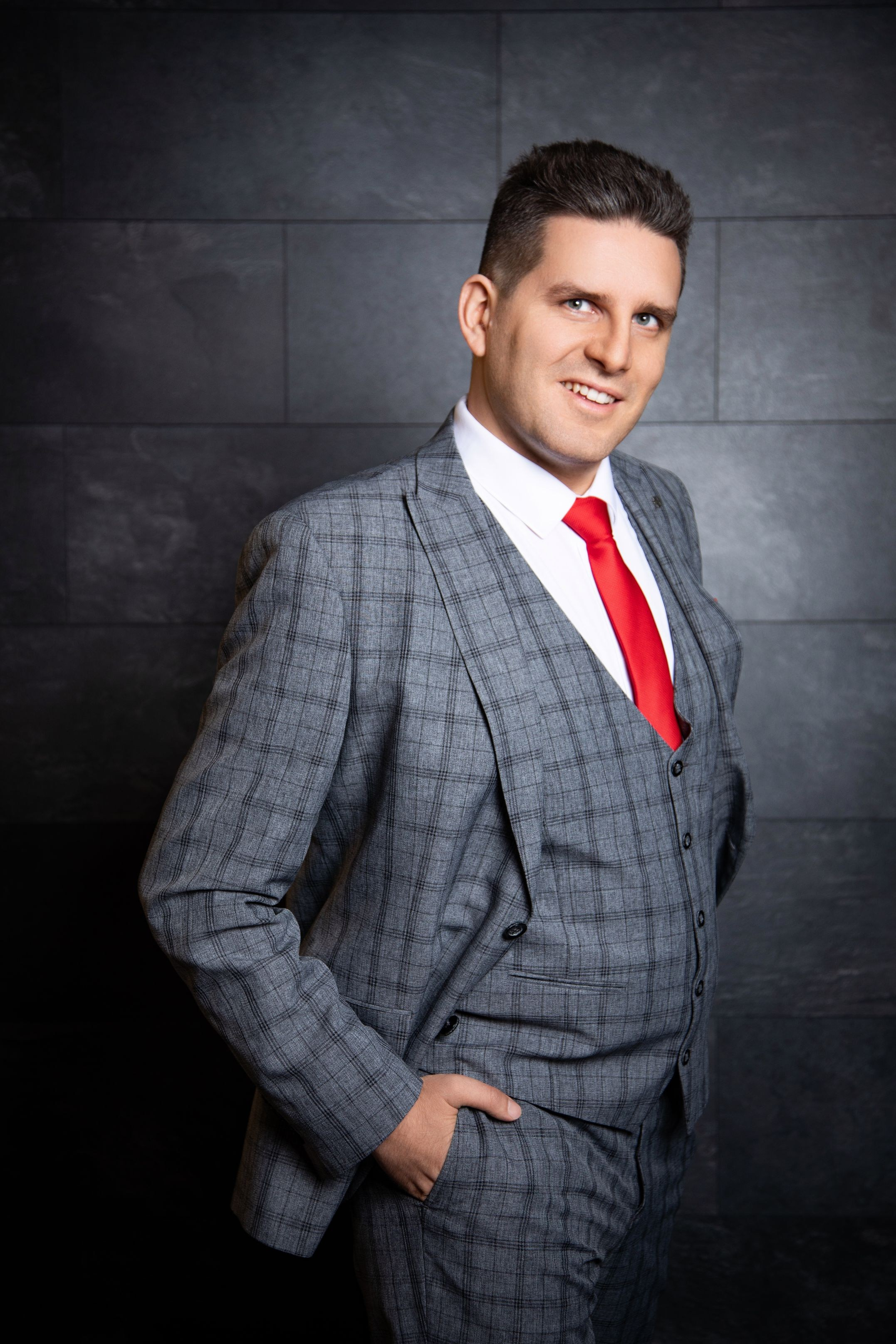 Профессиональная мужская фотосессия в Fotogen: Ваша история в кадре. Интерьерная фотостудия FOTOGEN г. Краснодар