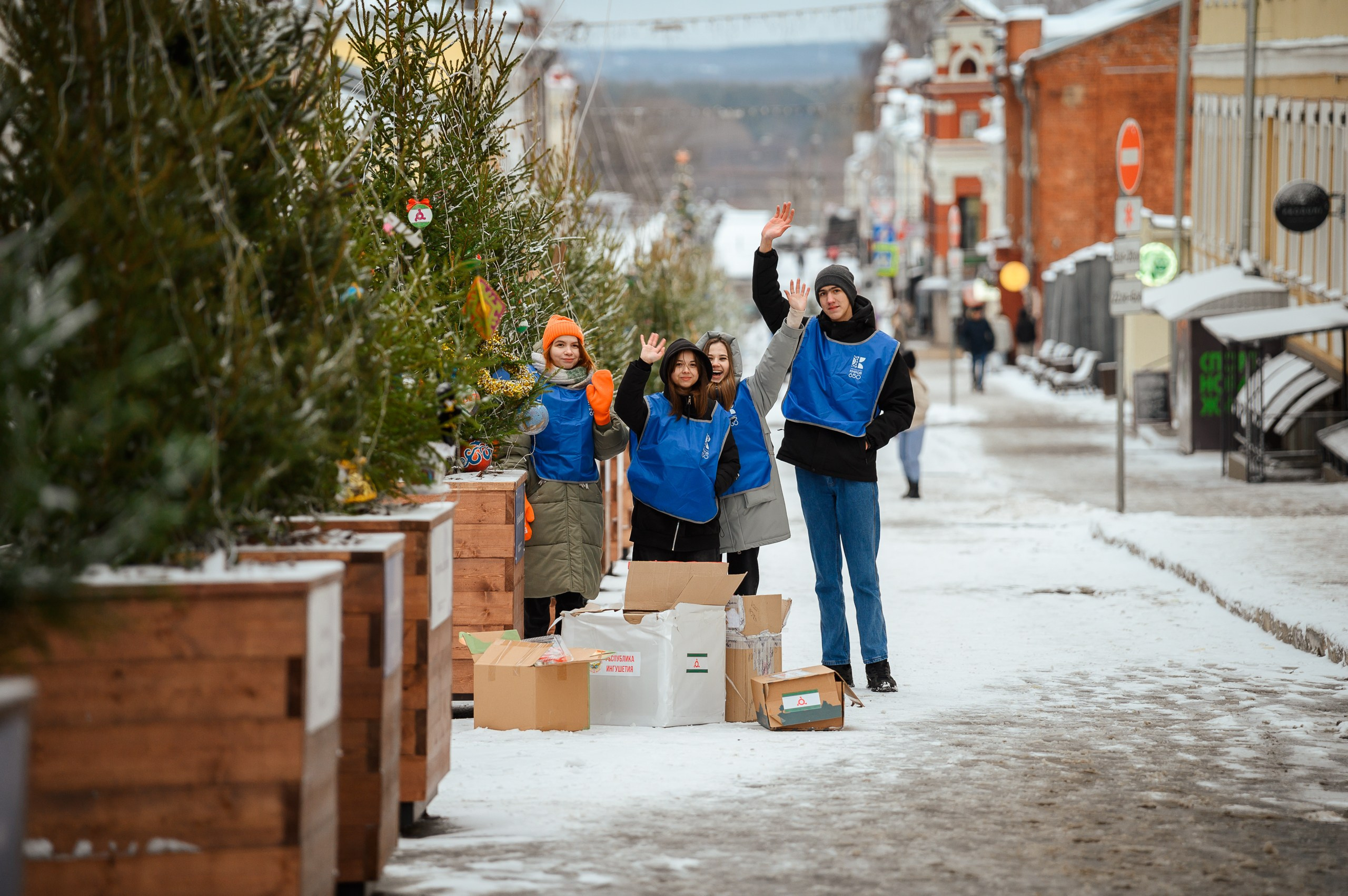 Новогодние волонтеры | Открытие Новогодней столицы Кирова 2025. Репортажный фотограф в Кирове Александр Лутошкин