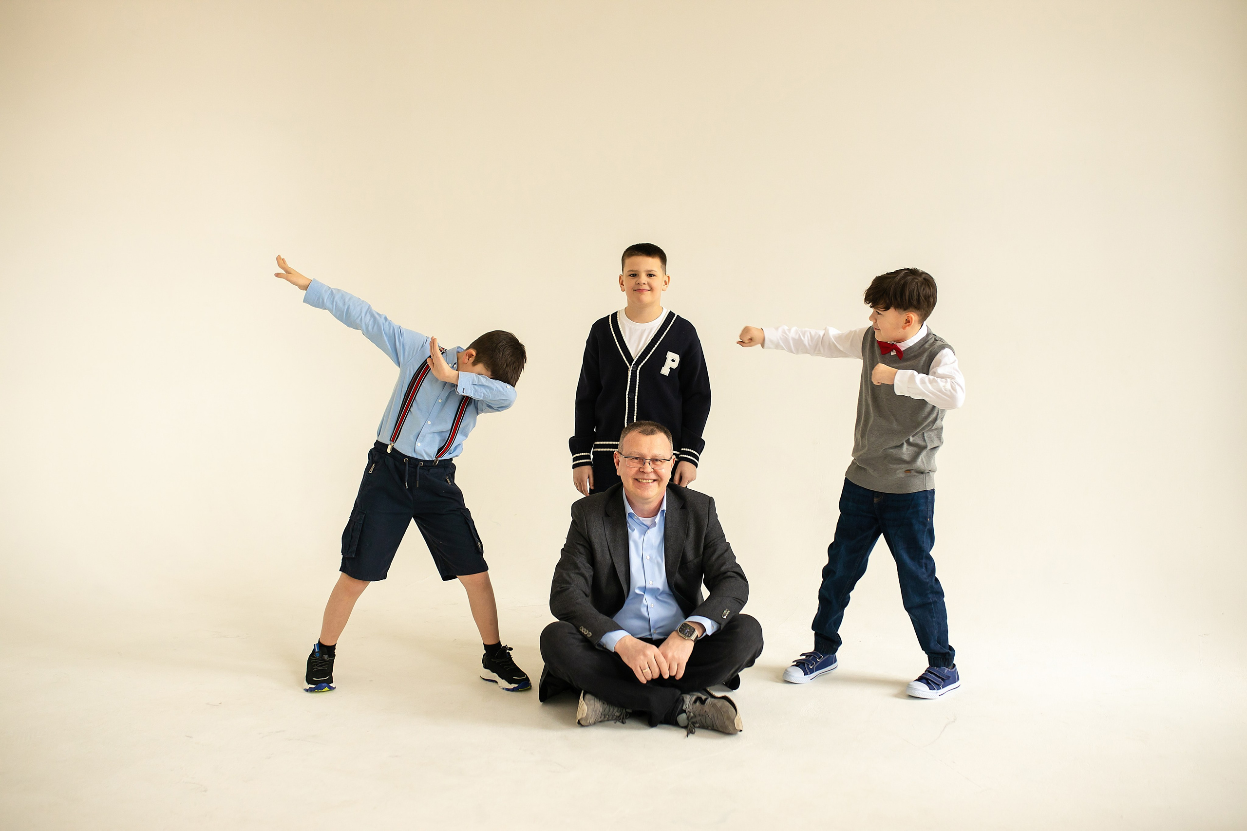 Семейная фотосессия на циклораме с естественным светом. Фотограф в Железнодорожном и Балашихе