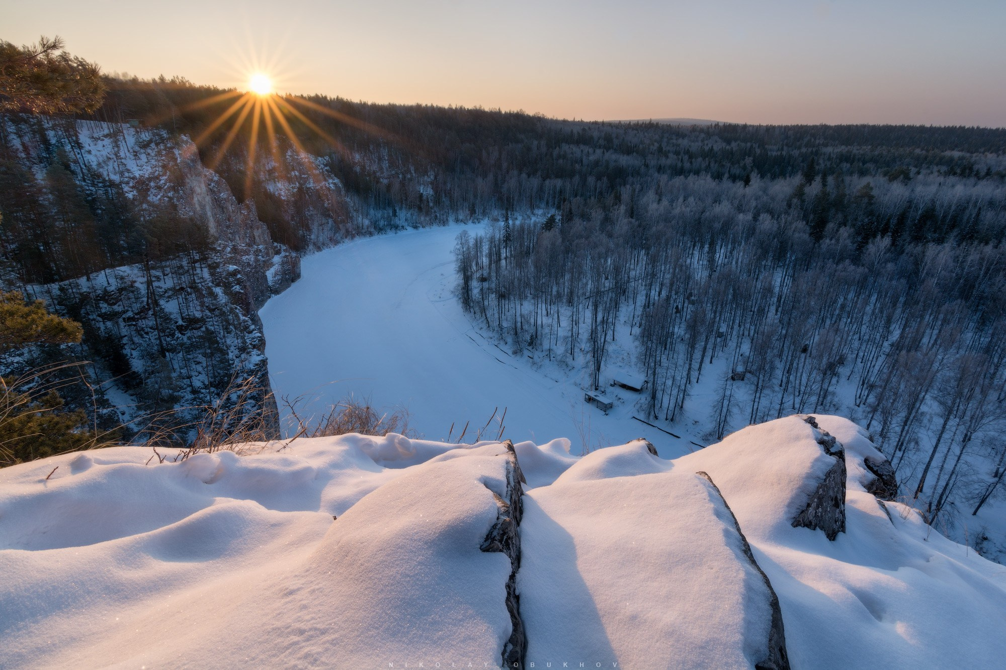 Вид на зимнюю реку Чусовая с вершины Камня Омутного