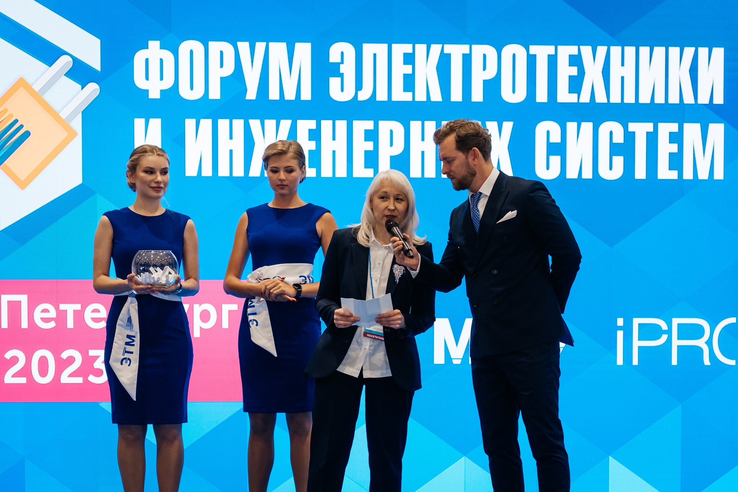 Репортажная съёмка на форуме ЭТМ. Свадебный фотограф в Санкт-Петербурге Венера Ахметова