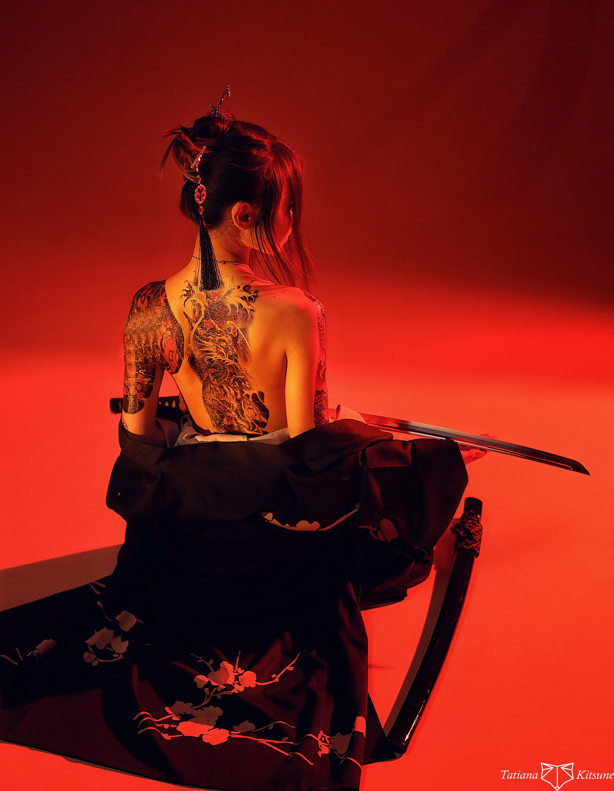 жена якудзы , якудза , япония, японские татуировки, фотосессия в стиле якудзы, японская фотосессия, образ якудзы, образ жены якудзы, япония, катана, онаоябун, онна-оябун, женщина с мечом