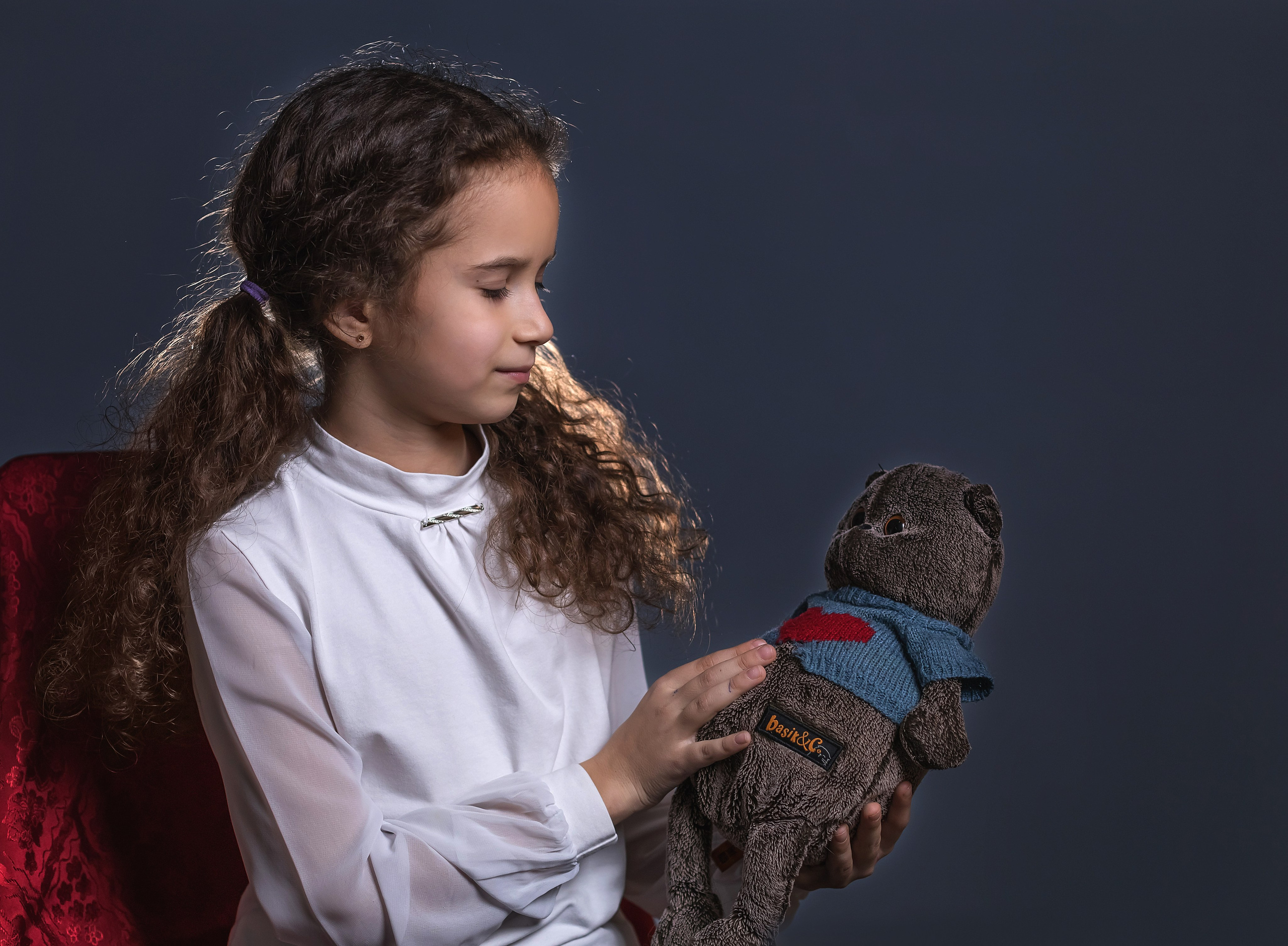 Детская фотосессия. Девочка и мягкая игрушка. Фотосессия в студии.