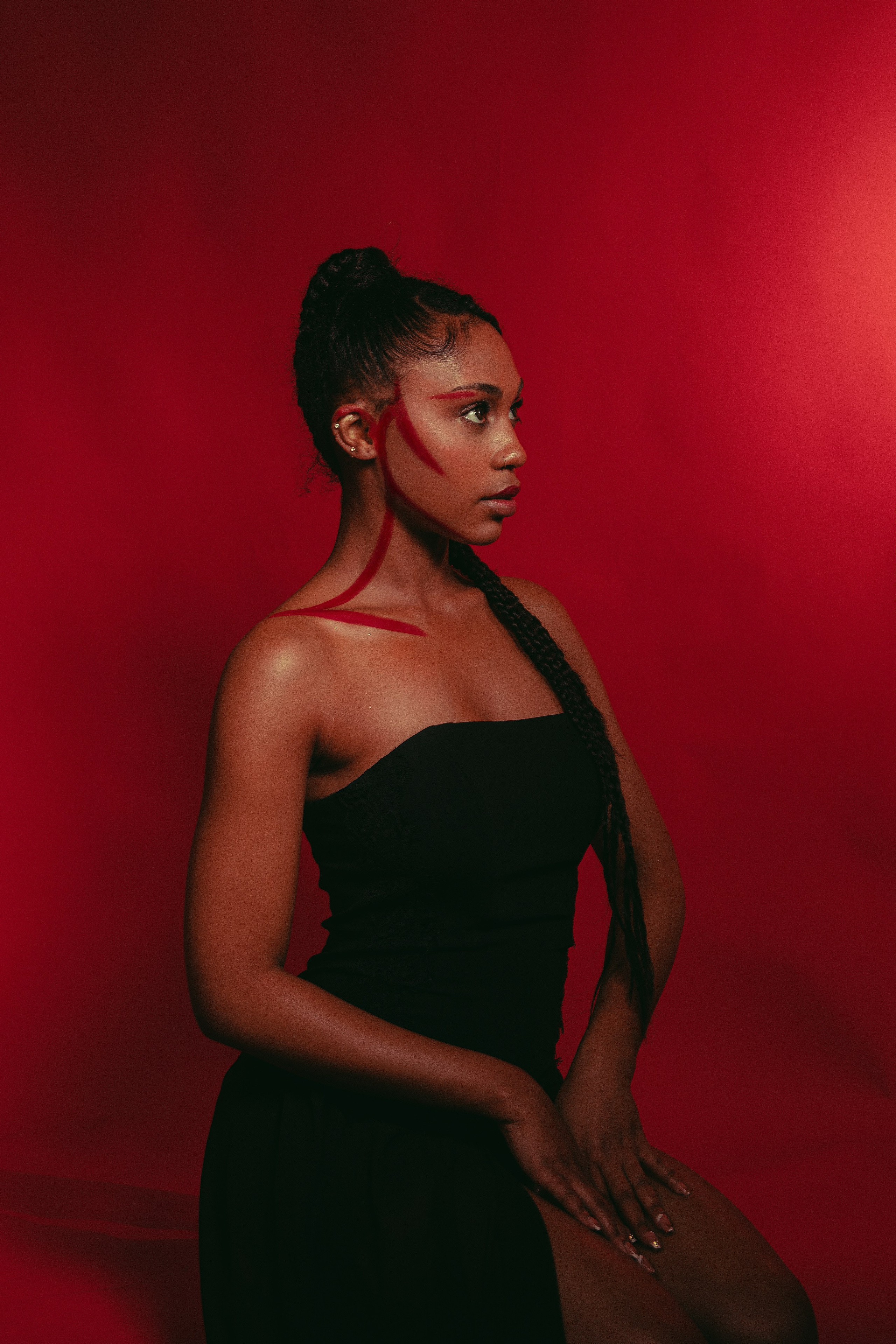 красная линия краской на теле